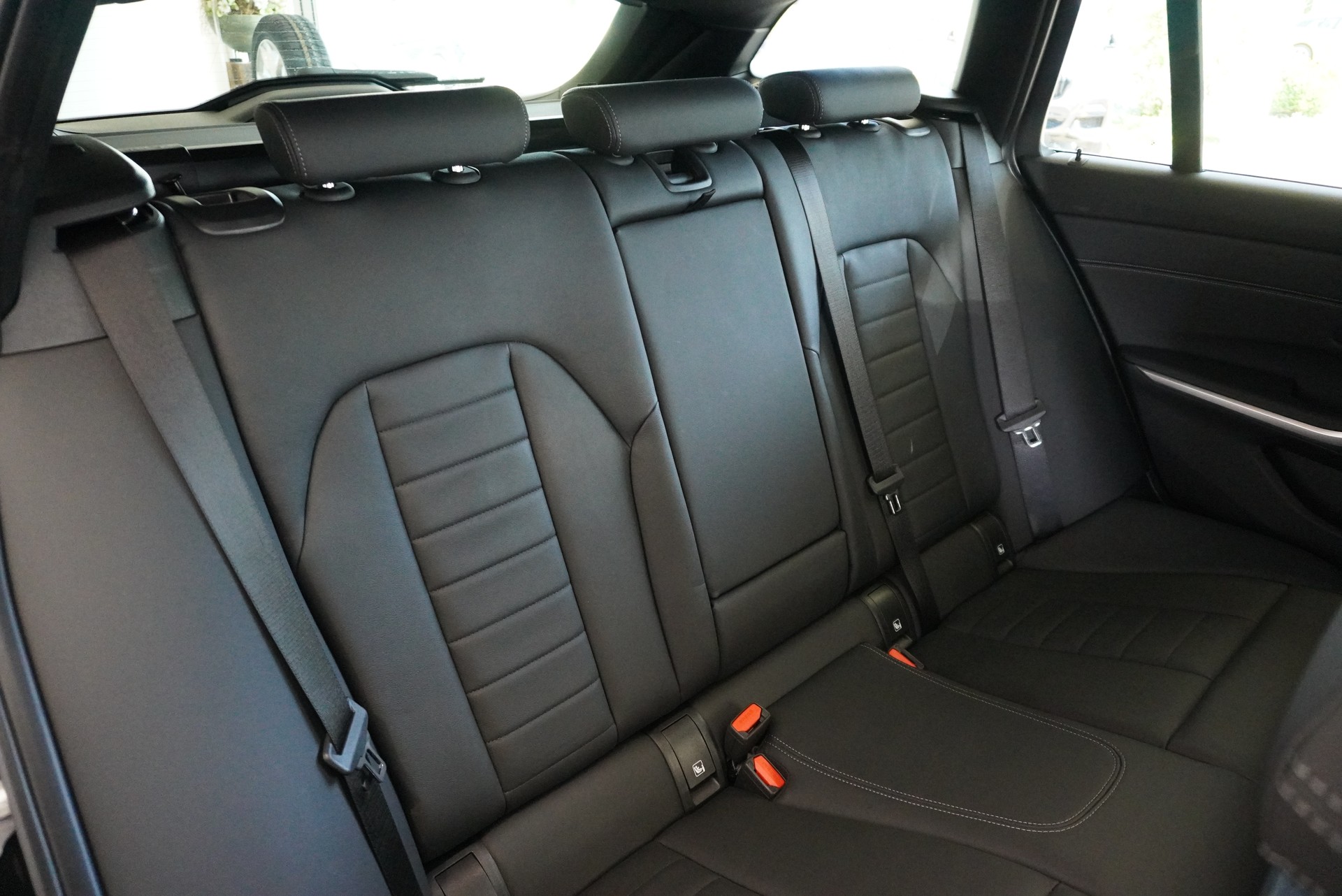 BMW 320d xDrive 48V Touring Steptronic M Sport-image-14
