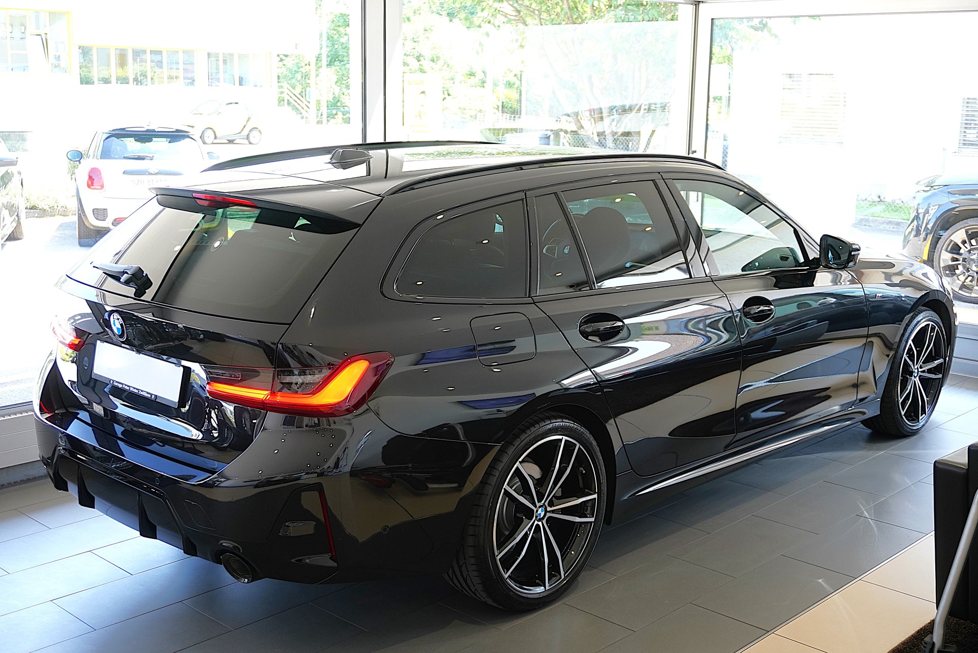BMW 320d xDrive 48V Touring Steptronic M Sport-image-4