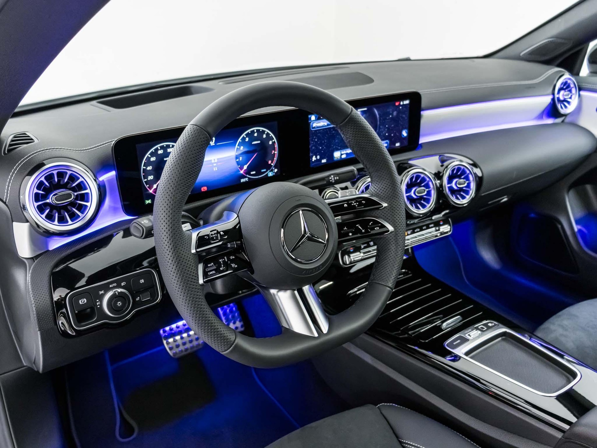 MERCEDES-BENZ CLA 250 4MATIC Shooting Brake-image-9