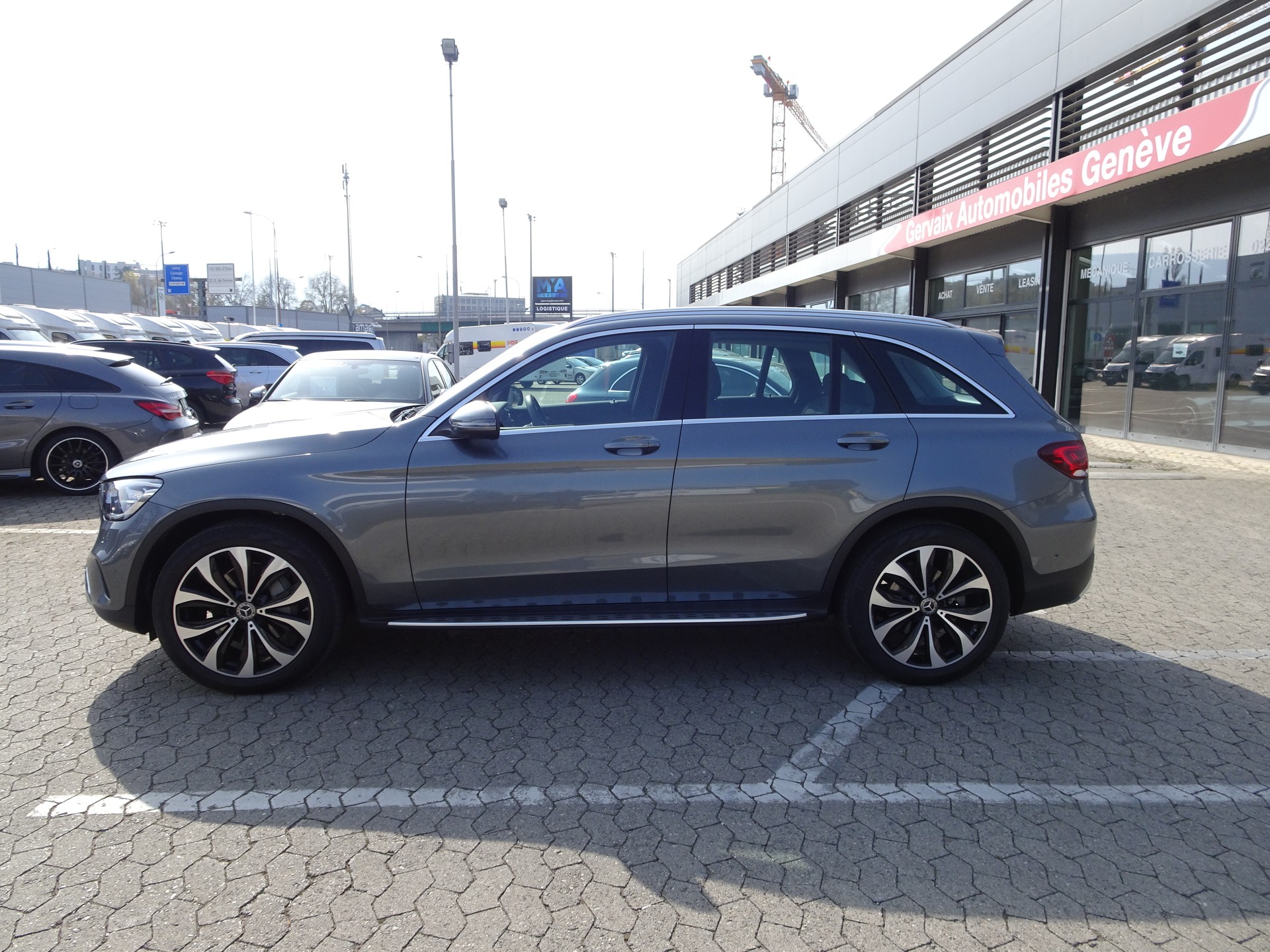 MERCEDES-BENZ GLC 200 4Matic 9G-Tronic-showroom-element-1