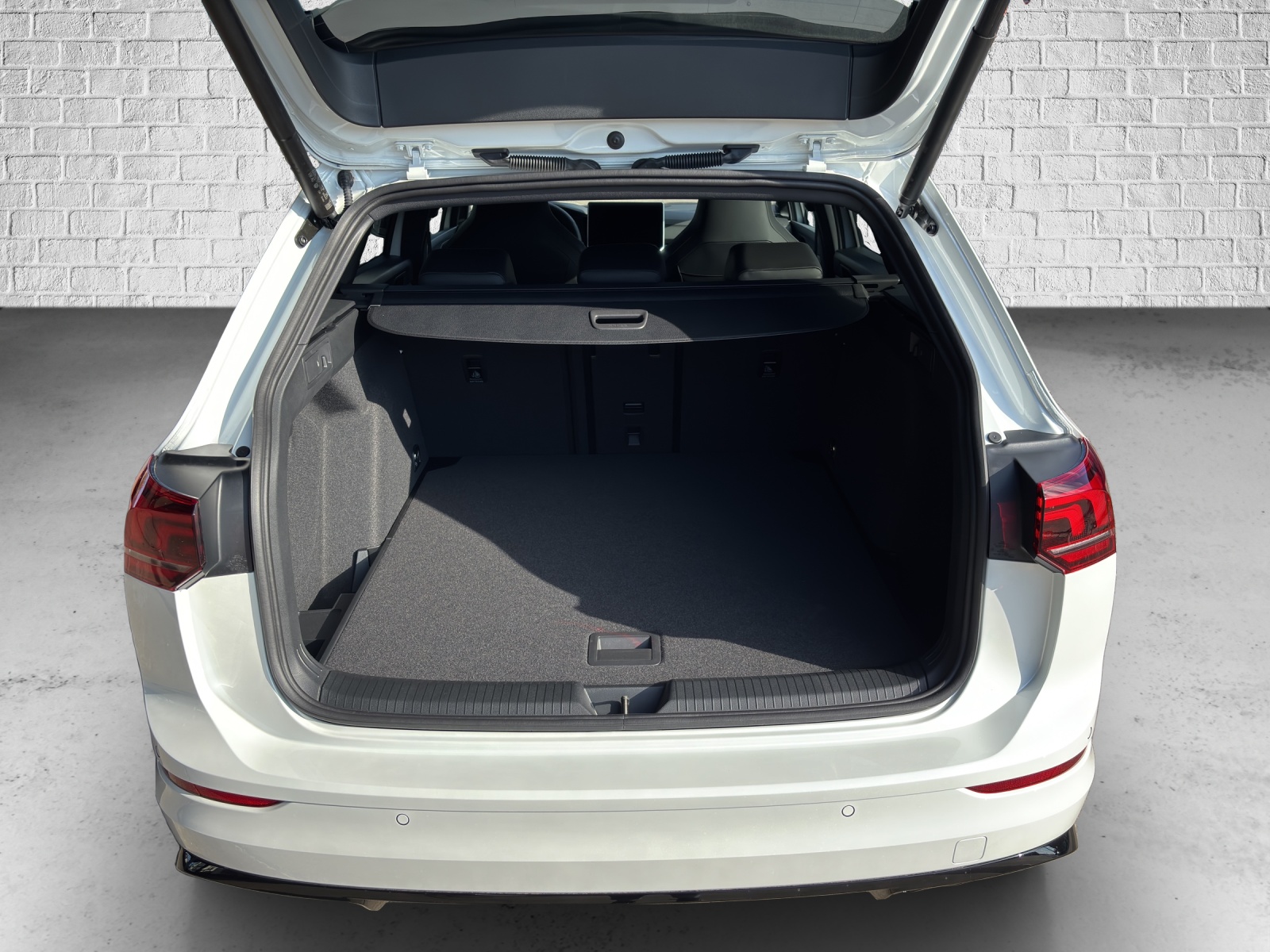 VW Golf Variant 1.5 eTSI mHEV R-Line-image-16