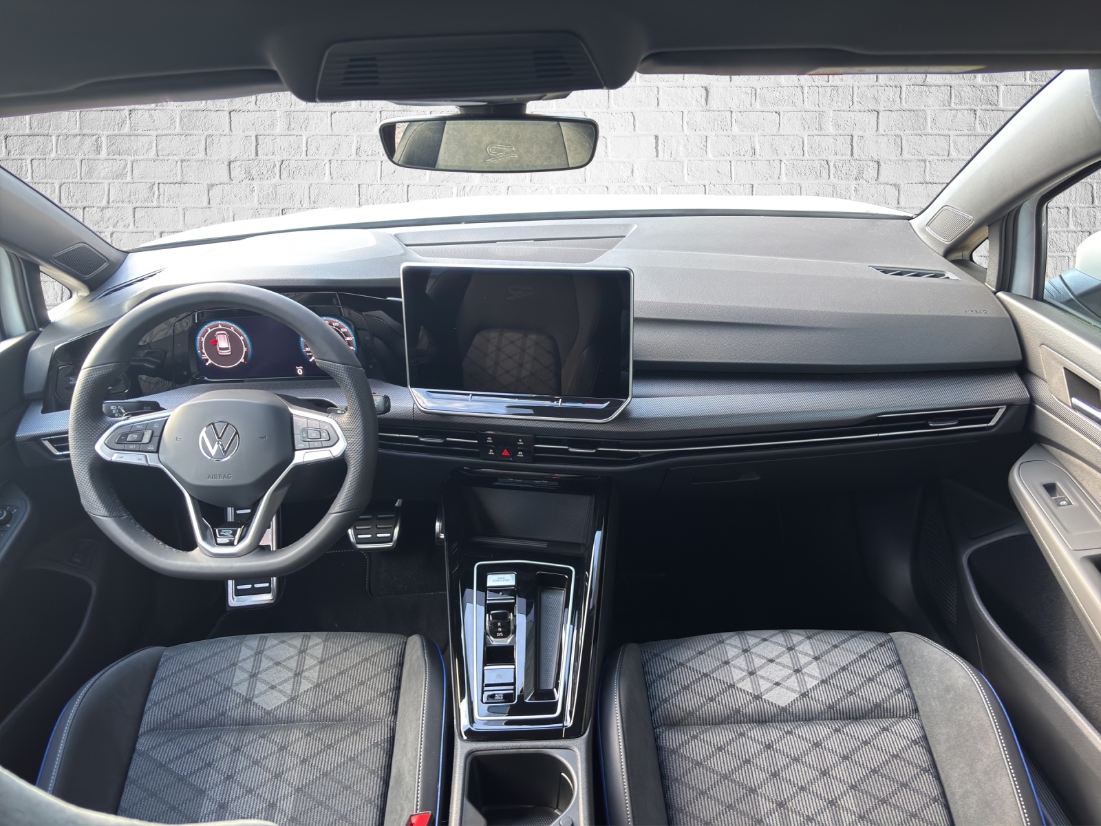 VW Golf Variant 1.5 eTSI mHEV R-Line-image-11