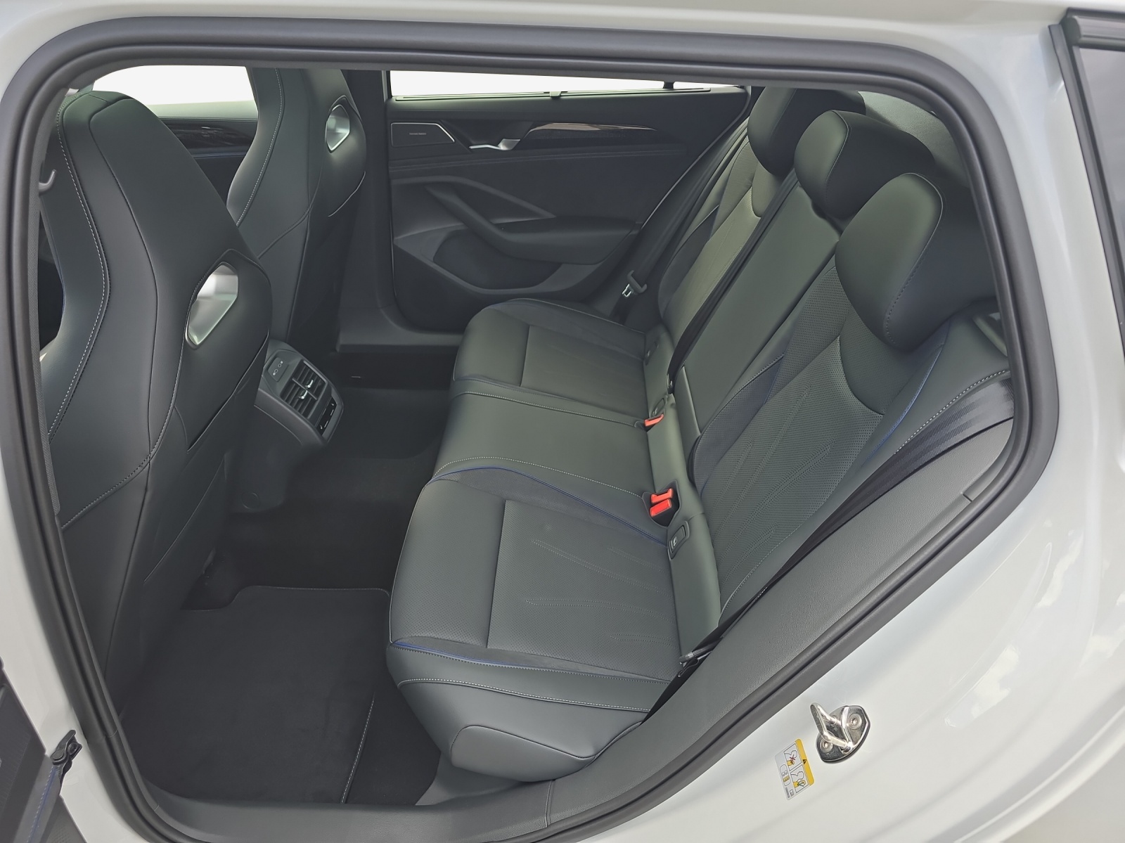 VW Passat Variant 2.0 TSI evo4 R-Line 4 Motion DSG-image-11