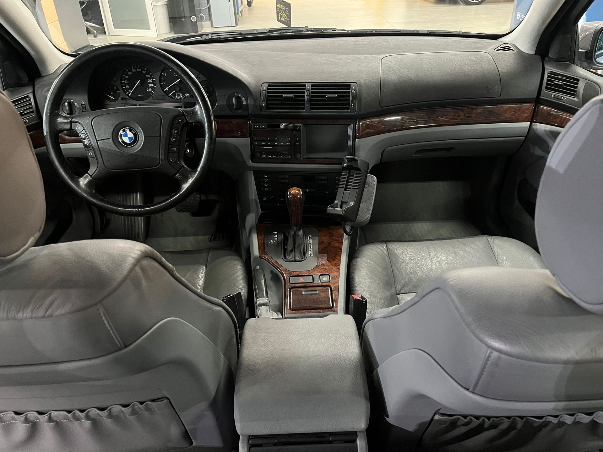 BMW 540i-image-12