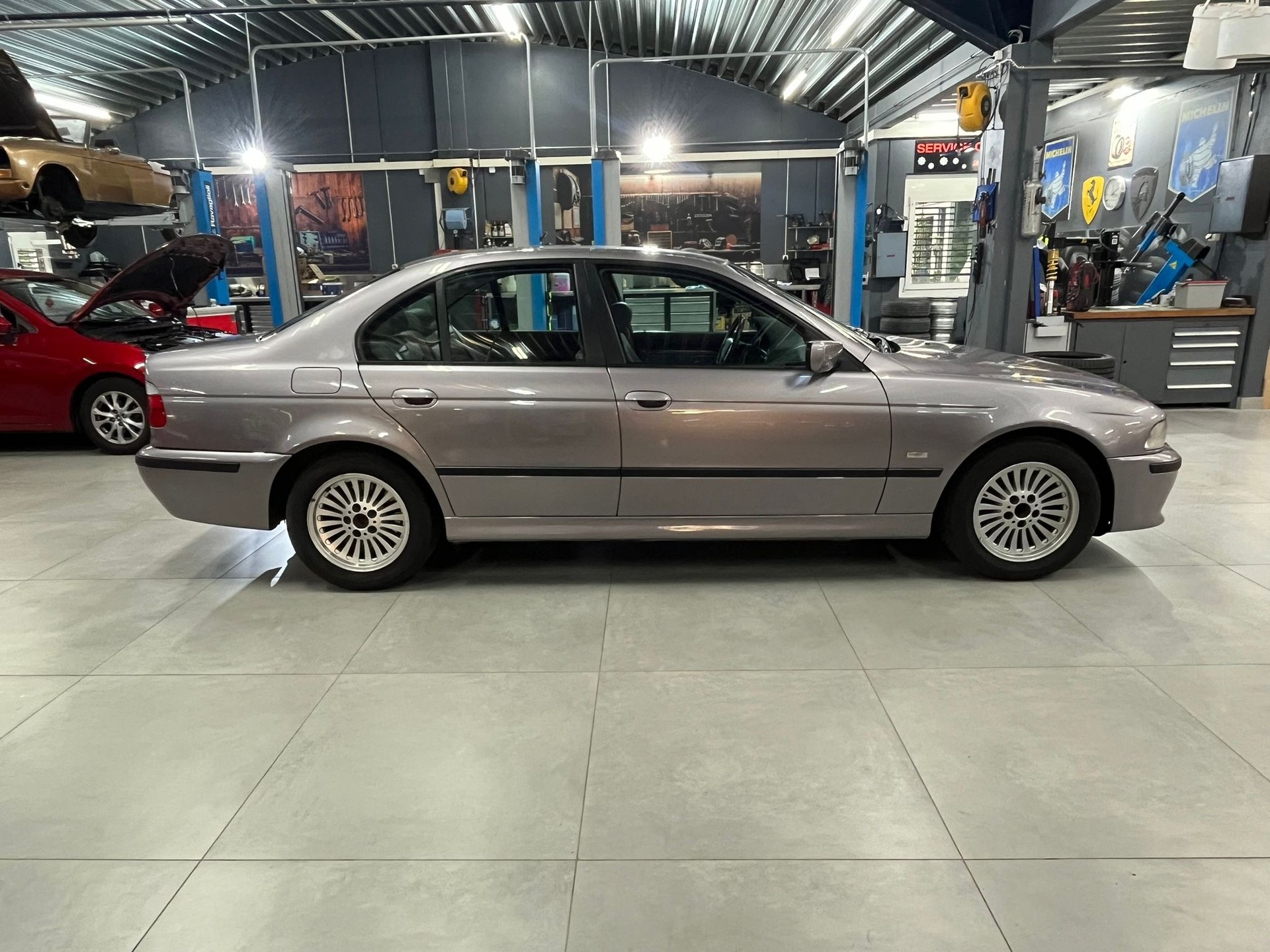 BMW 540i-image-7