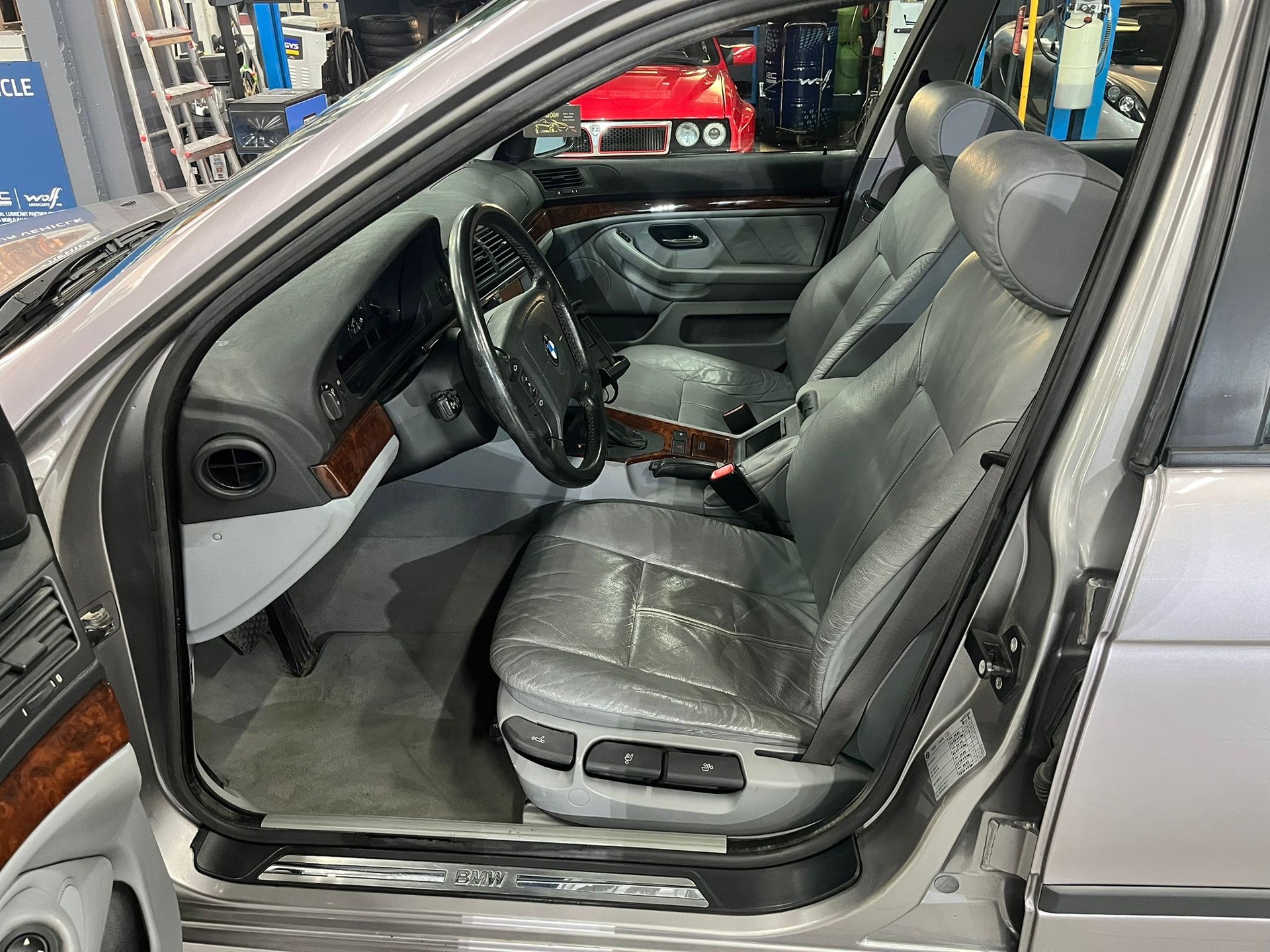 BMW 540i-image-8