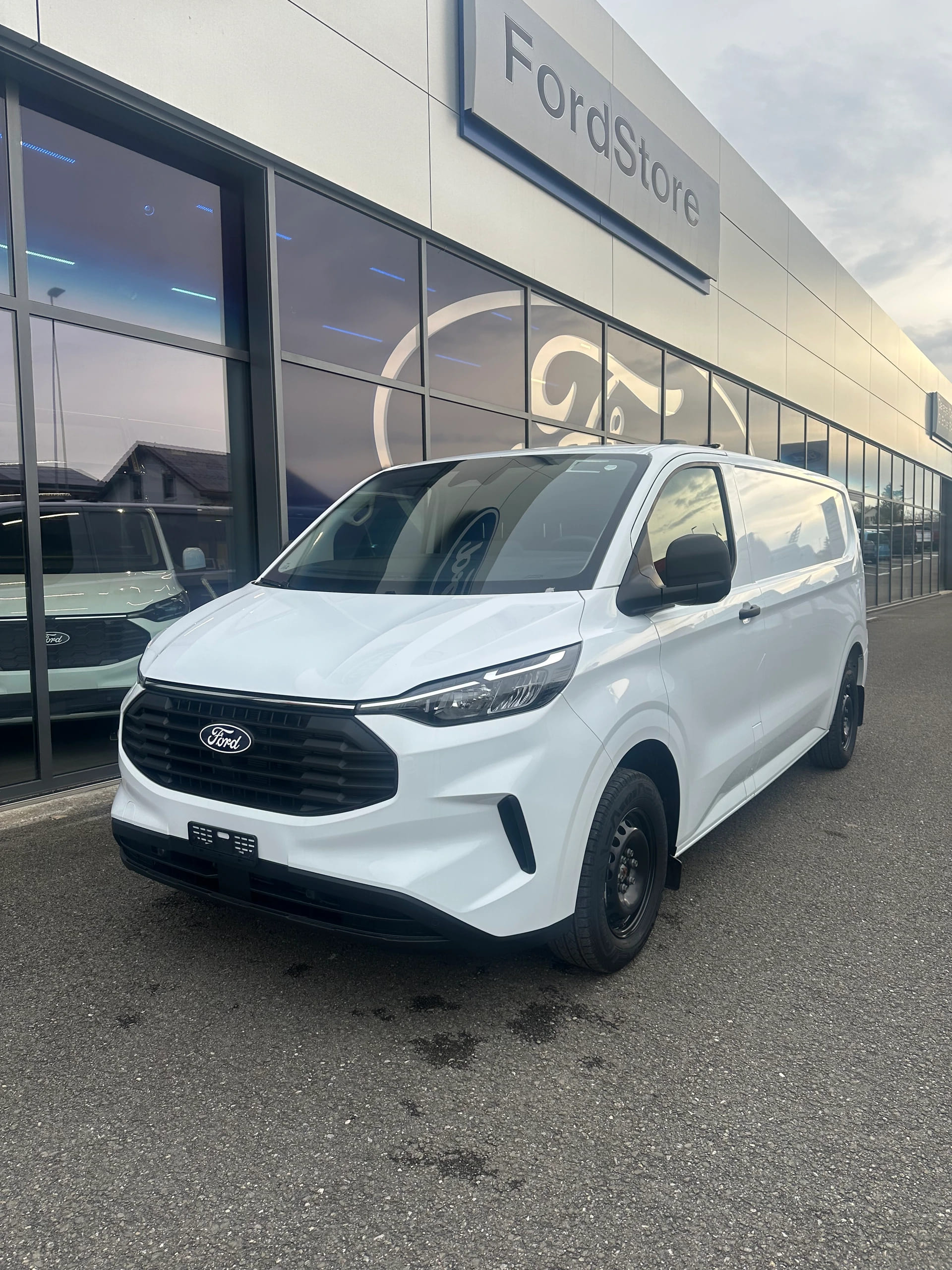 FORD Transit Custom Van 320 L2 2.0 EcoBl Trend/136CV/Aut.-image-1