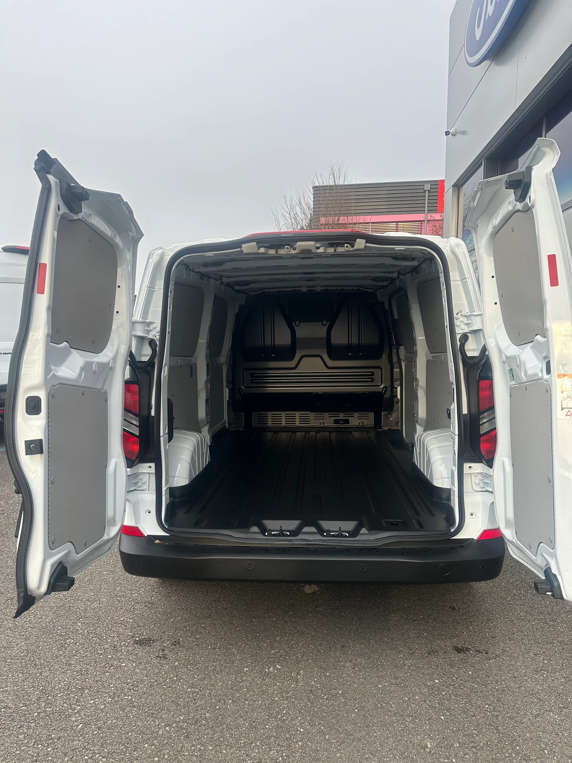 FORD Transit Custom Van 320 L2 2.0 EcoBl Trend/136CV/Aut.-image-5