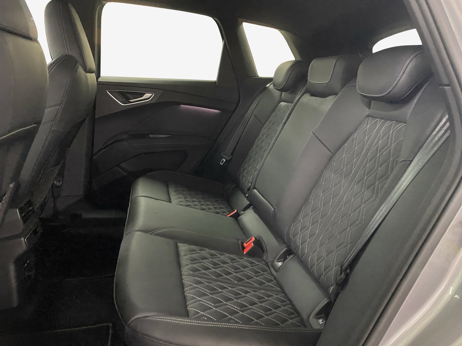 AUDI Q4 e-tron 45 quattro-image-12