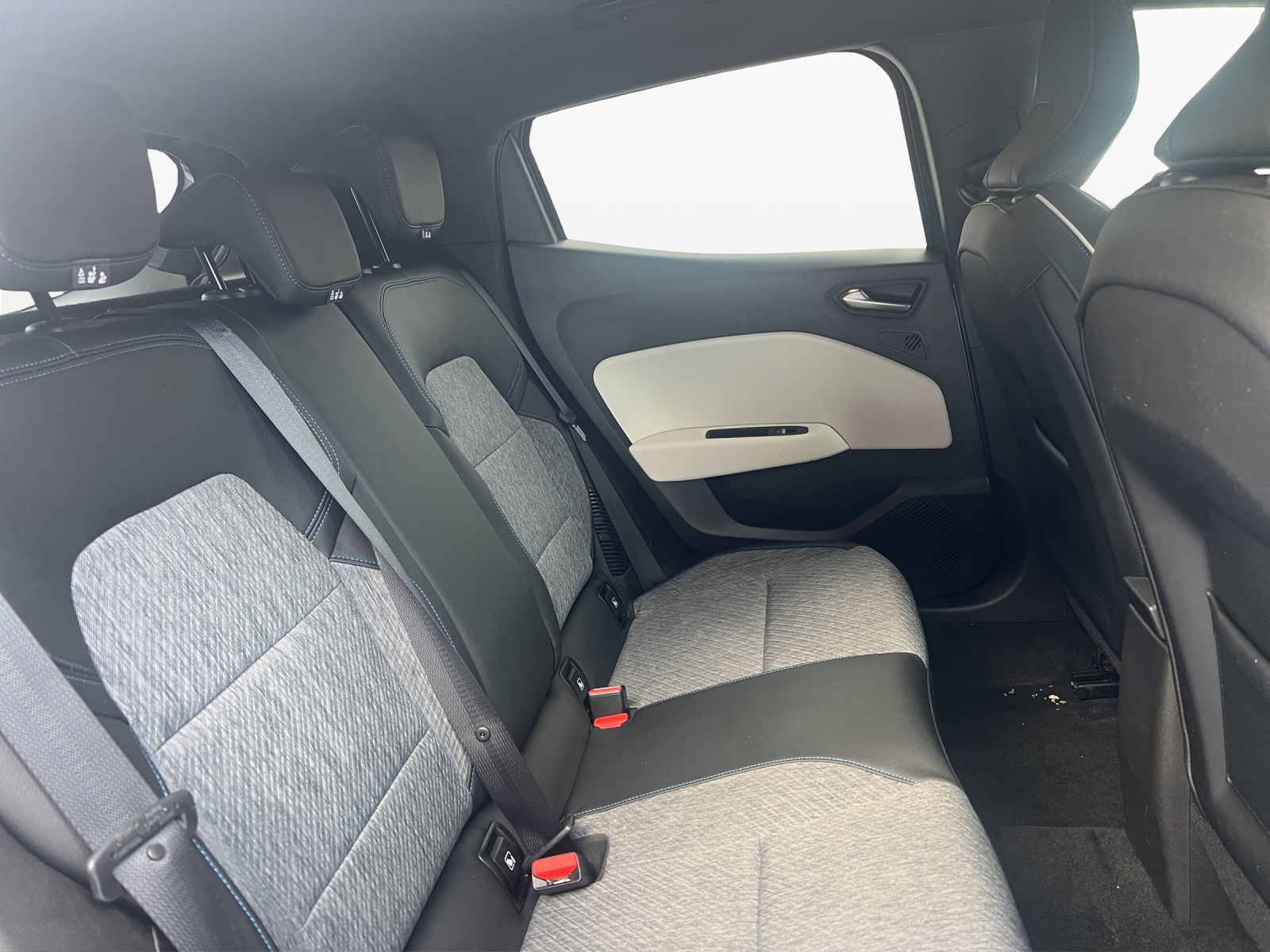 RENAULT Clio 1.6 E-Tech Edition One-image-18