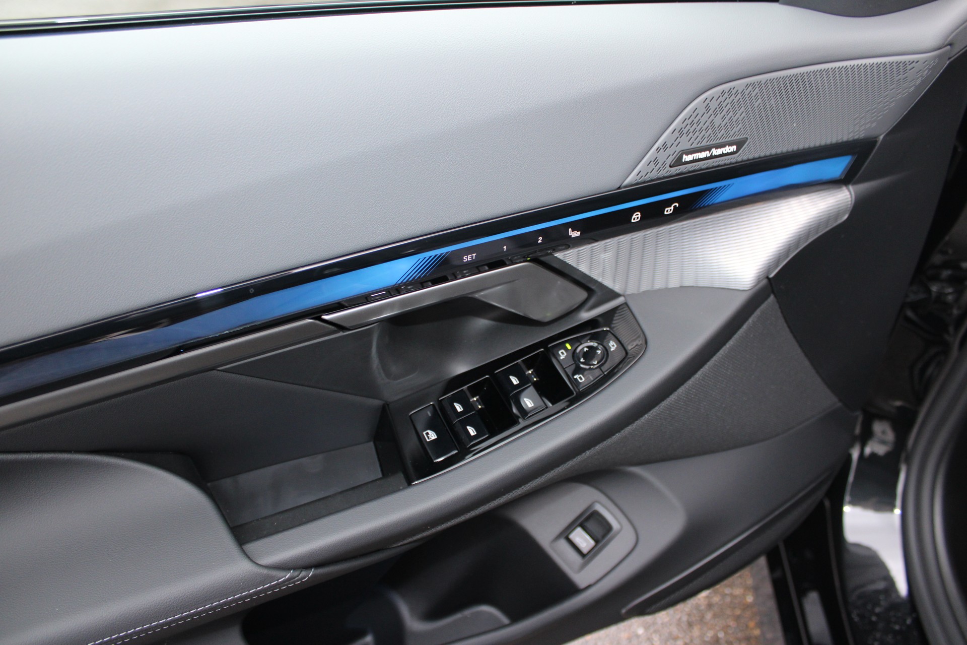 BMW i5 M60 xDrive M Sport Pro-image-9