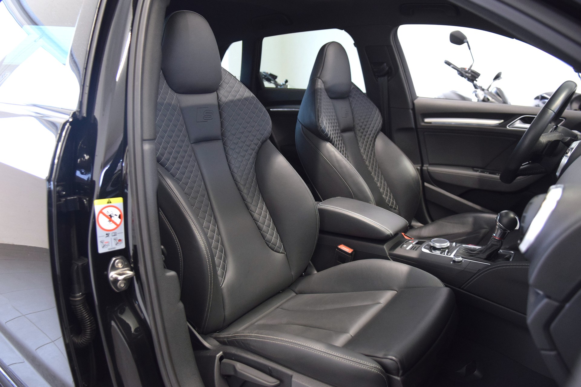 AUDI S3 Sportback 2.0 TFSI quattro S-tronic-image-8