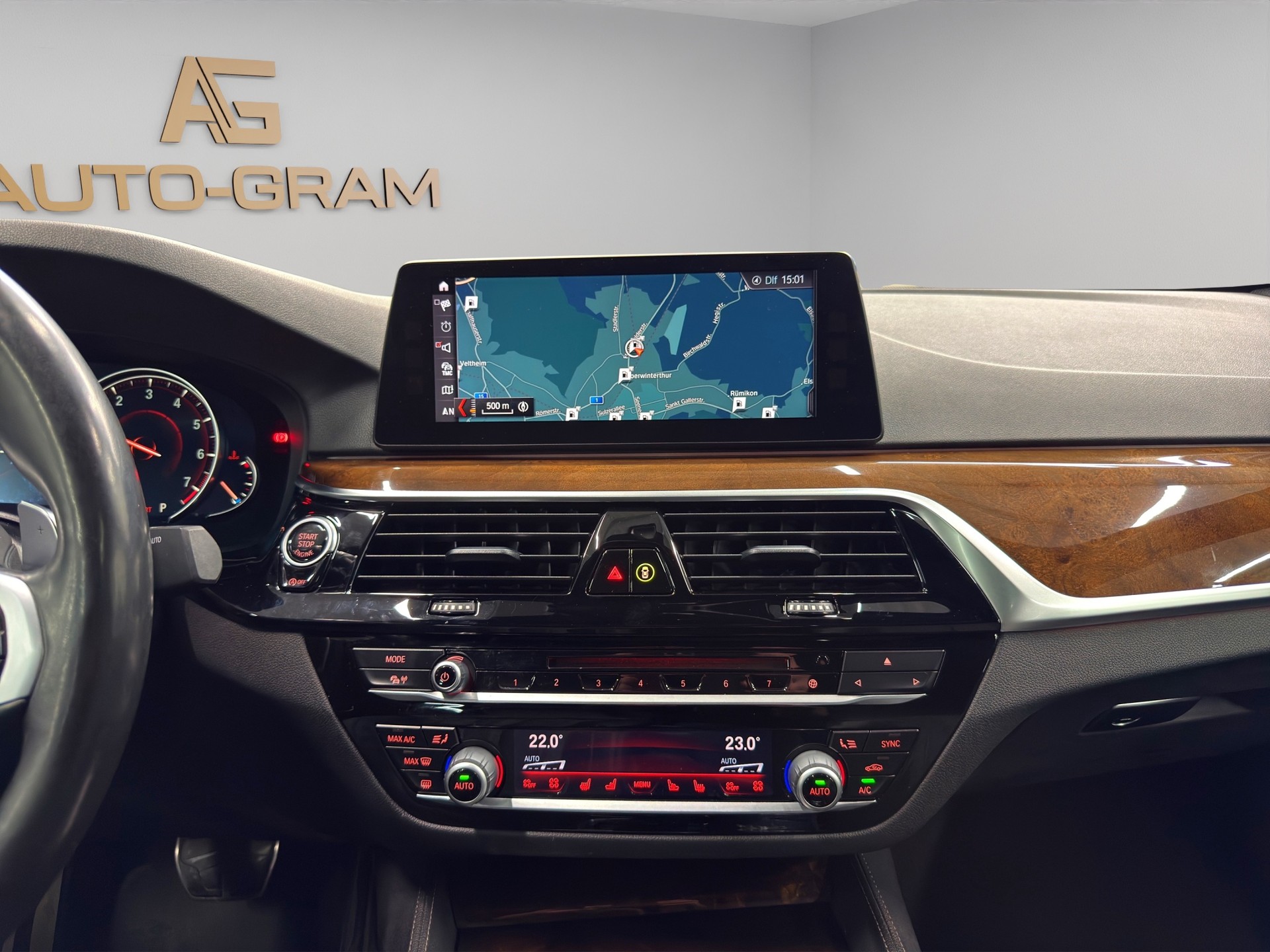 BMW M550i xDrive Steptronic-image-17