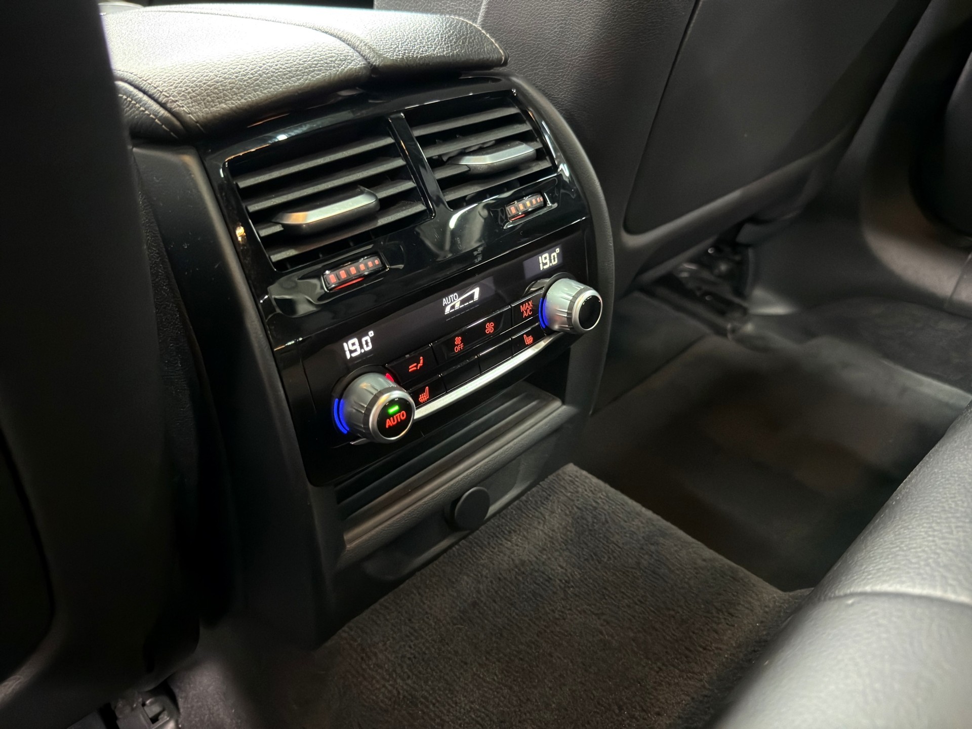 BMW M550i xDrive Steptronic-image-21