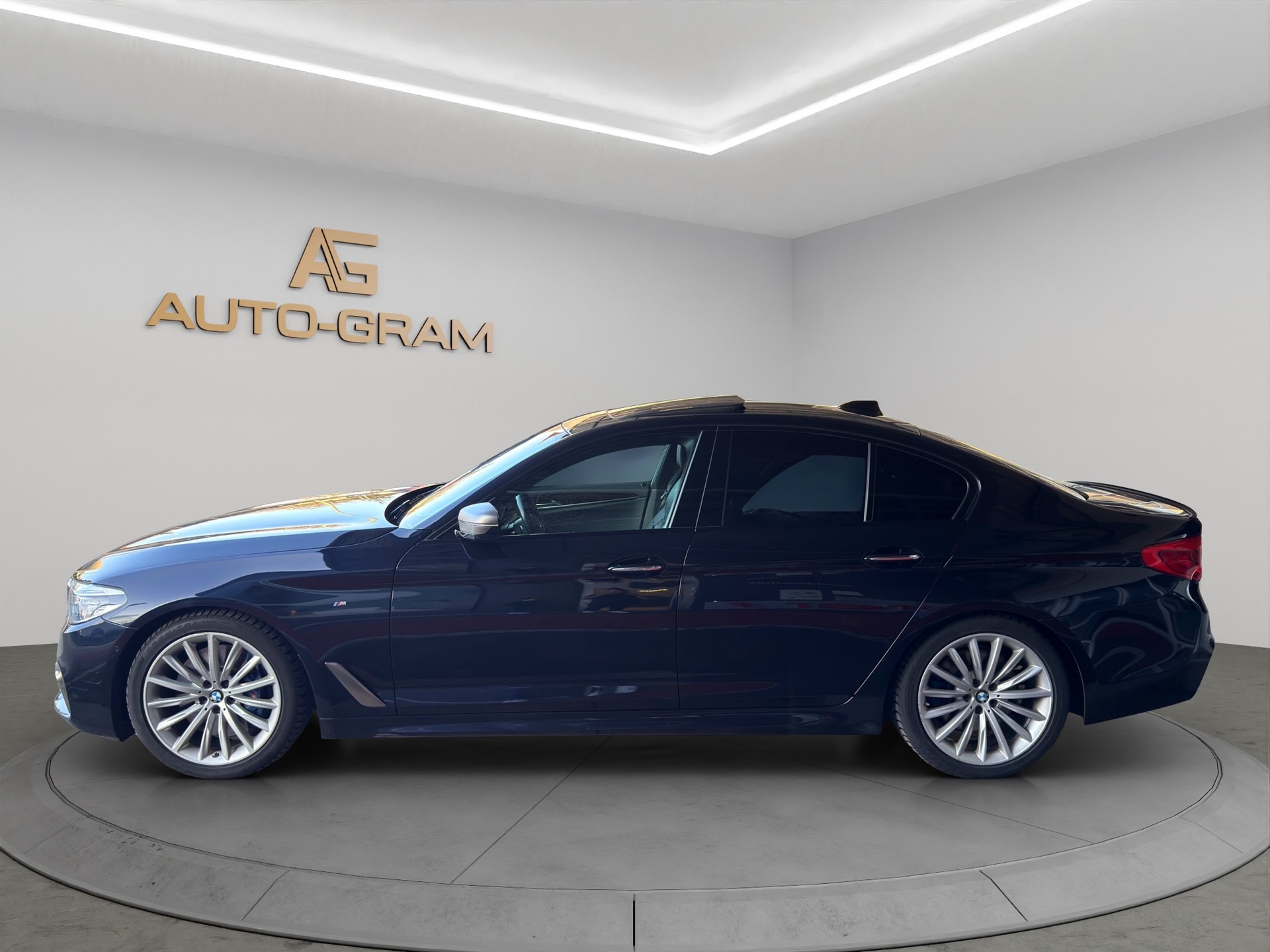 BMW M550i xDrive Steptronic-image-1