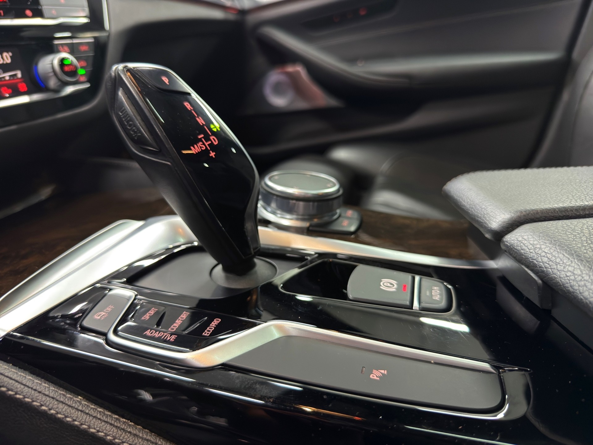 BMW M550i xDrive Steptronic-image-19