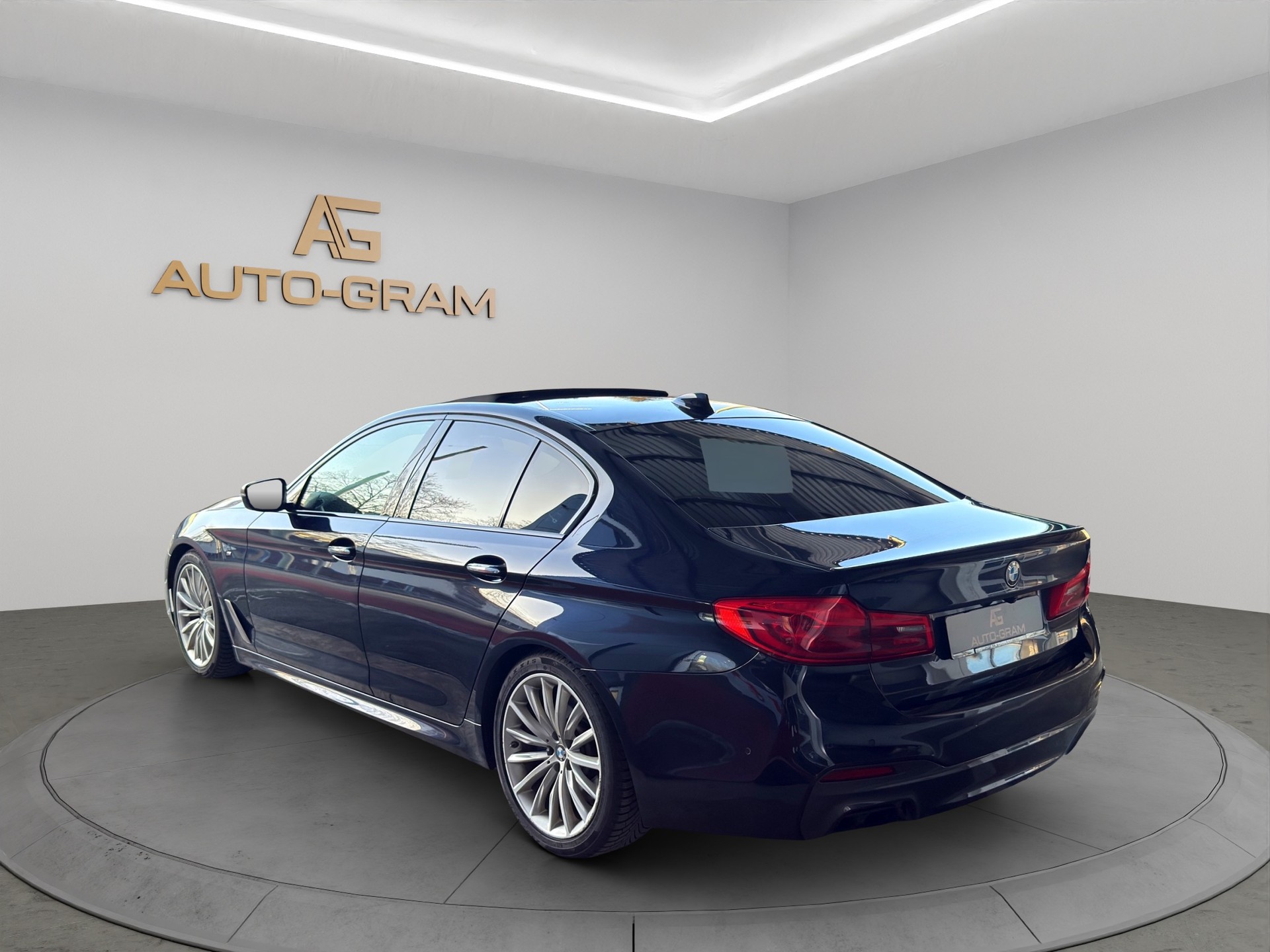 BMW M550i xDrive Steptronic-image-2