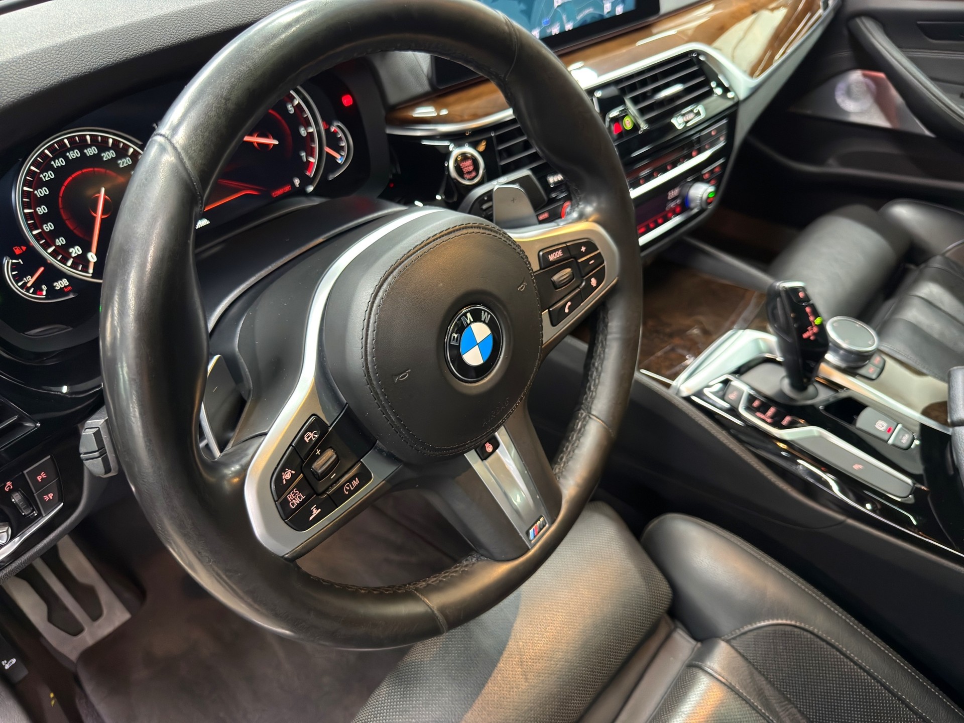 BMW M550i xDrive Steptronic-image-15