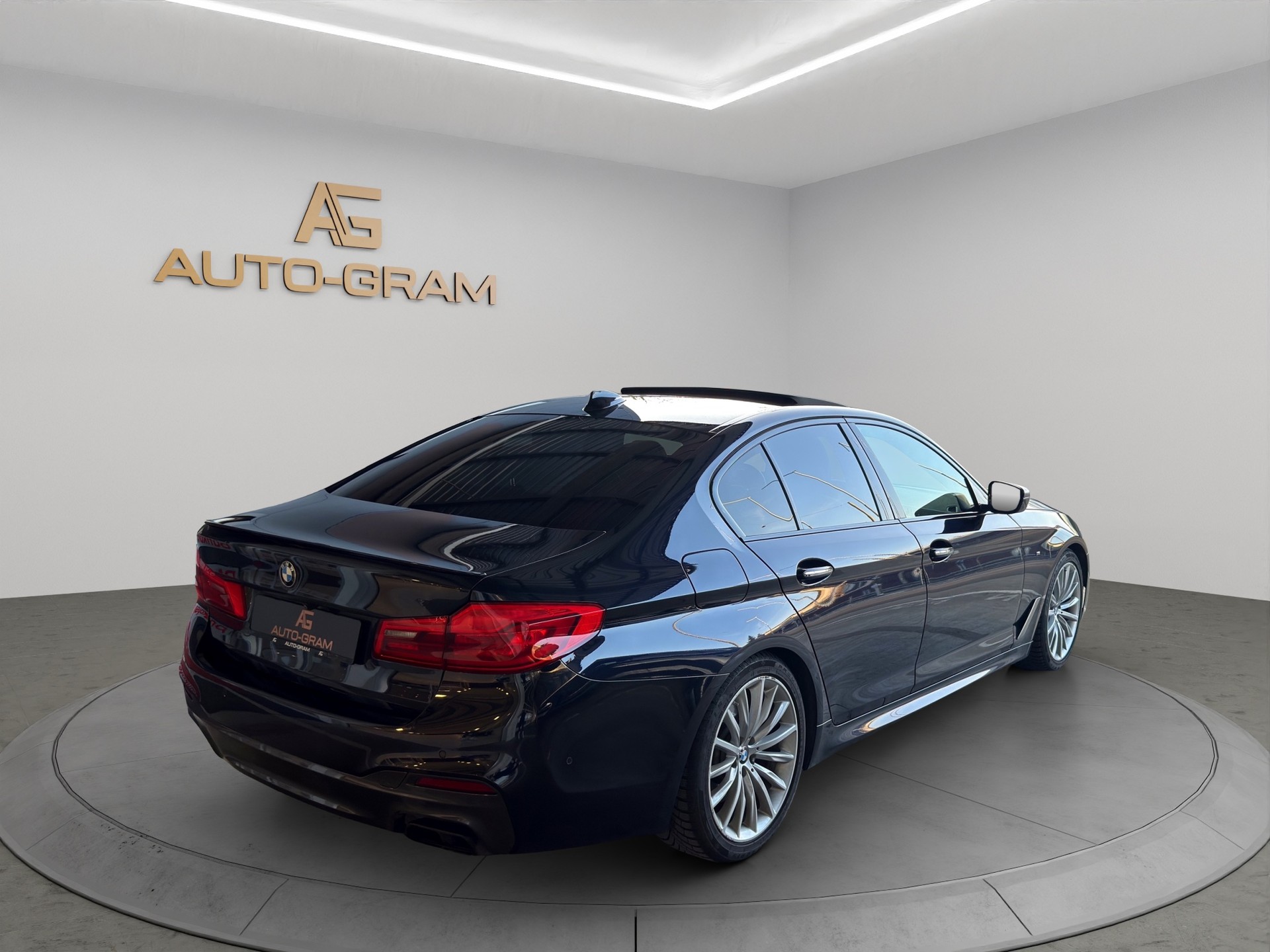 BMW M550i xDrive Steptronic-image-4
