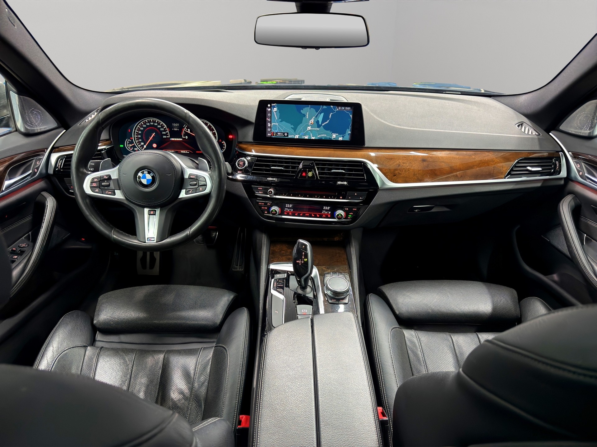BMW M550i xDrive Steptronic-image-13