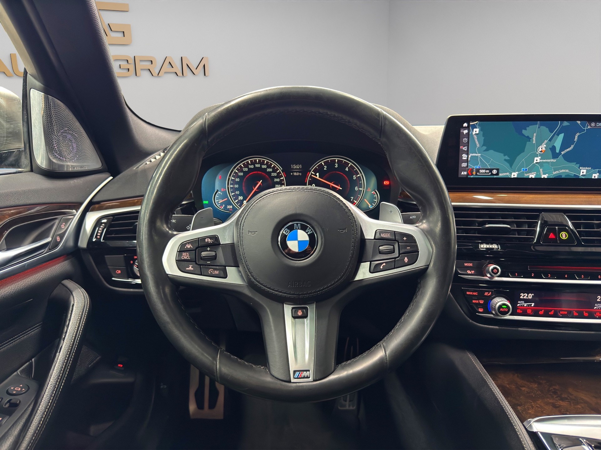 BMW M550i xDrive Steptronic-image-14