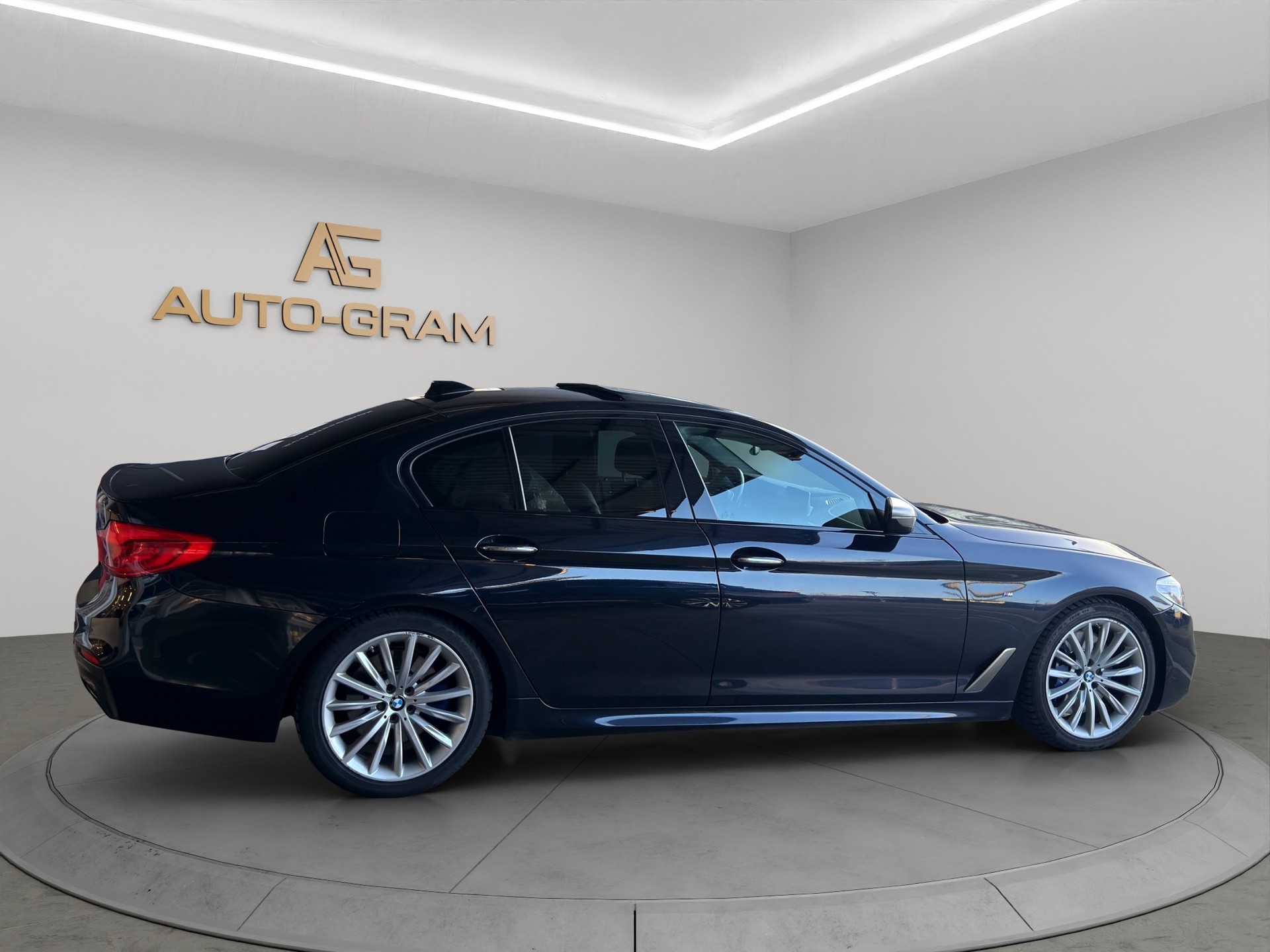 BMW M550i xDrive Steptronic-image-5