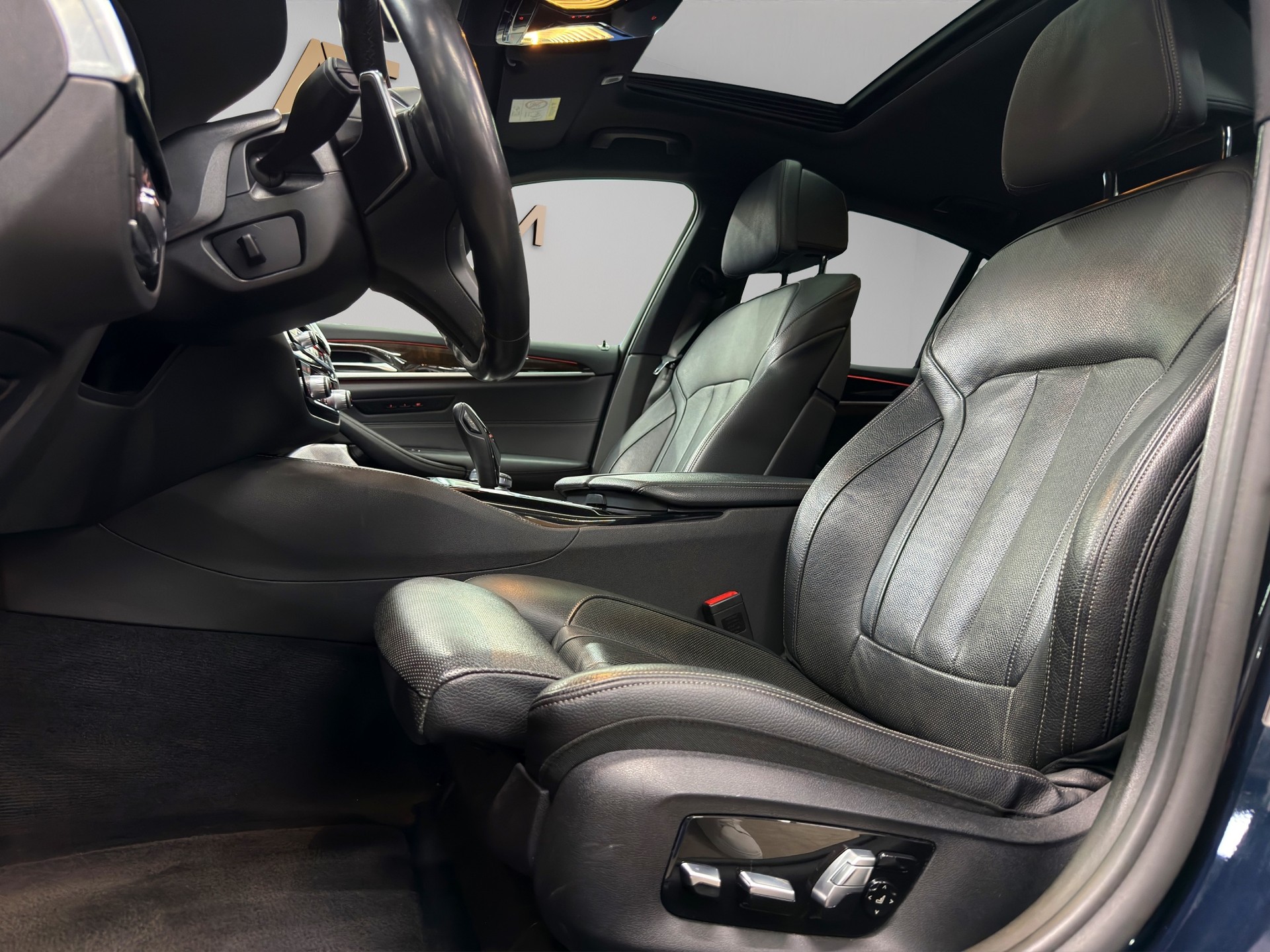 BMW M550i xDrive Steptronic-image-11