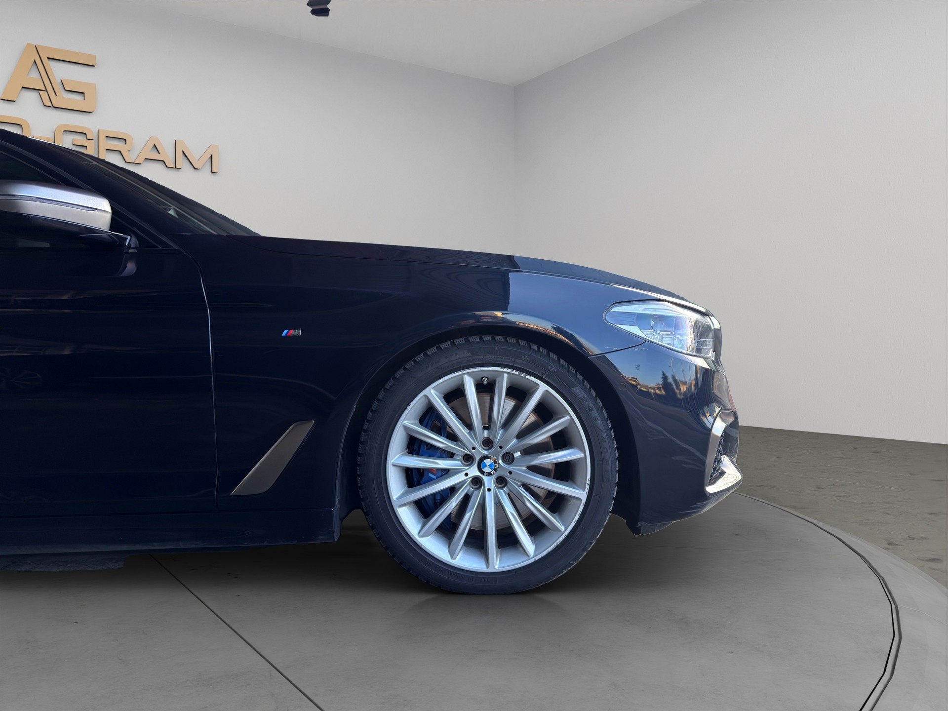 BMW M550i xDrive Steptronic-image-8