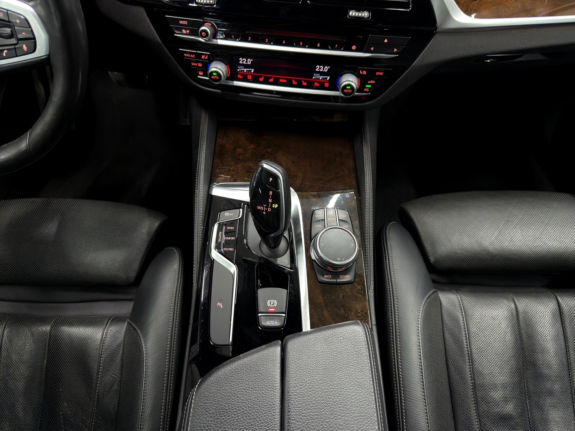 BMW M550i xDrive Steptronic-image-18