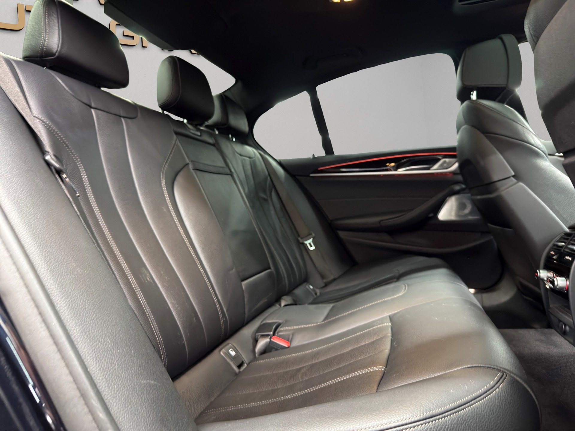 BMW M550i xDrive Steptronic-image-23