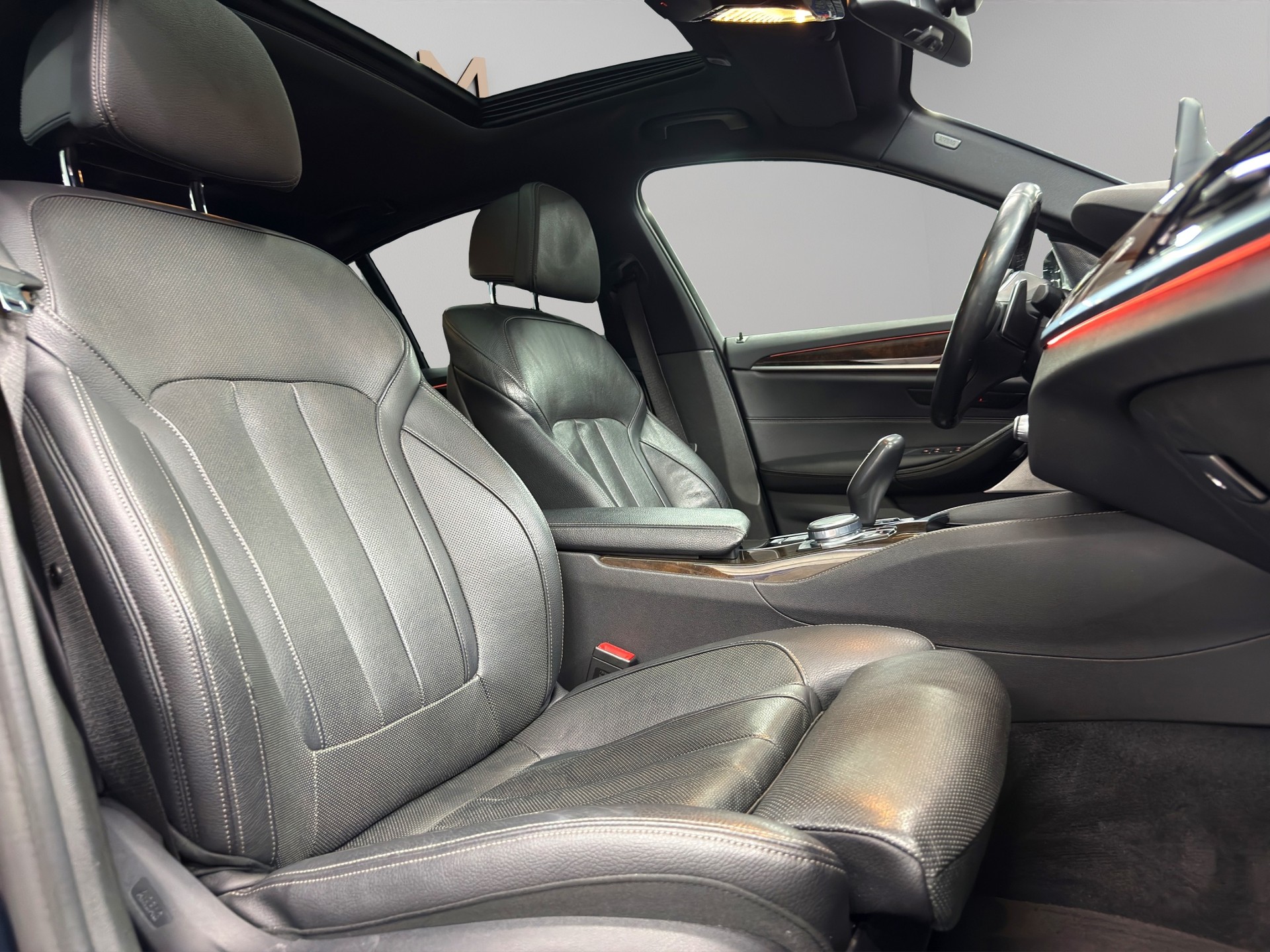 BMW M550i xDrive Steptronic-image-12