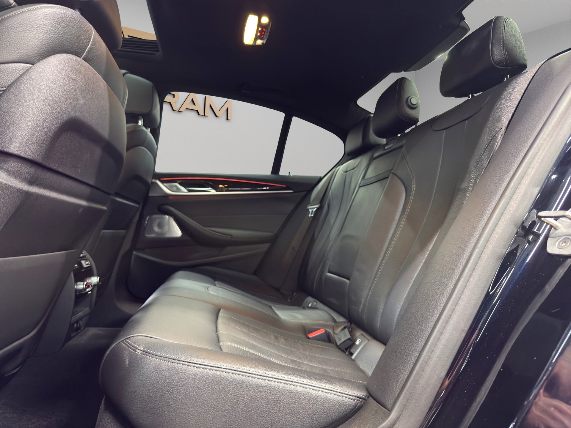 BMW M550i xDrive Steptronic-image-22
