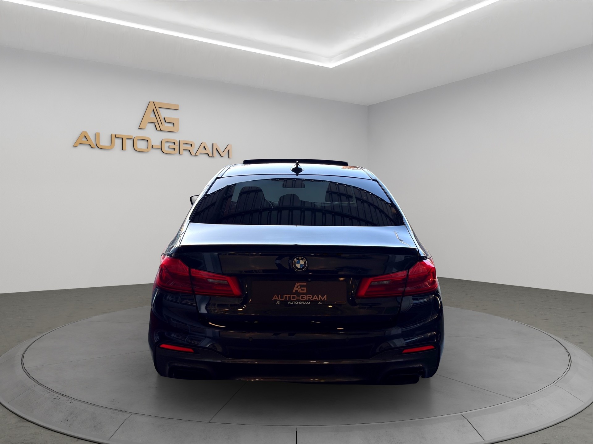 BMW M550i xDrive Steptronic-image-3
