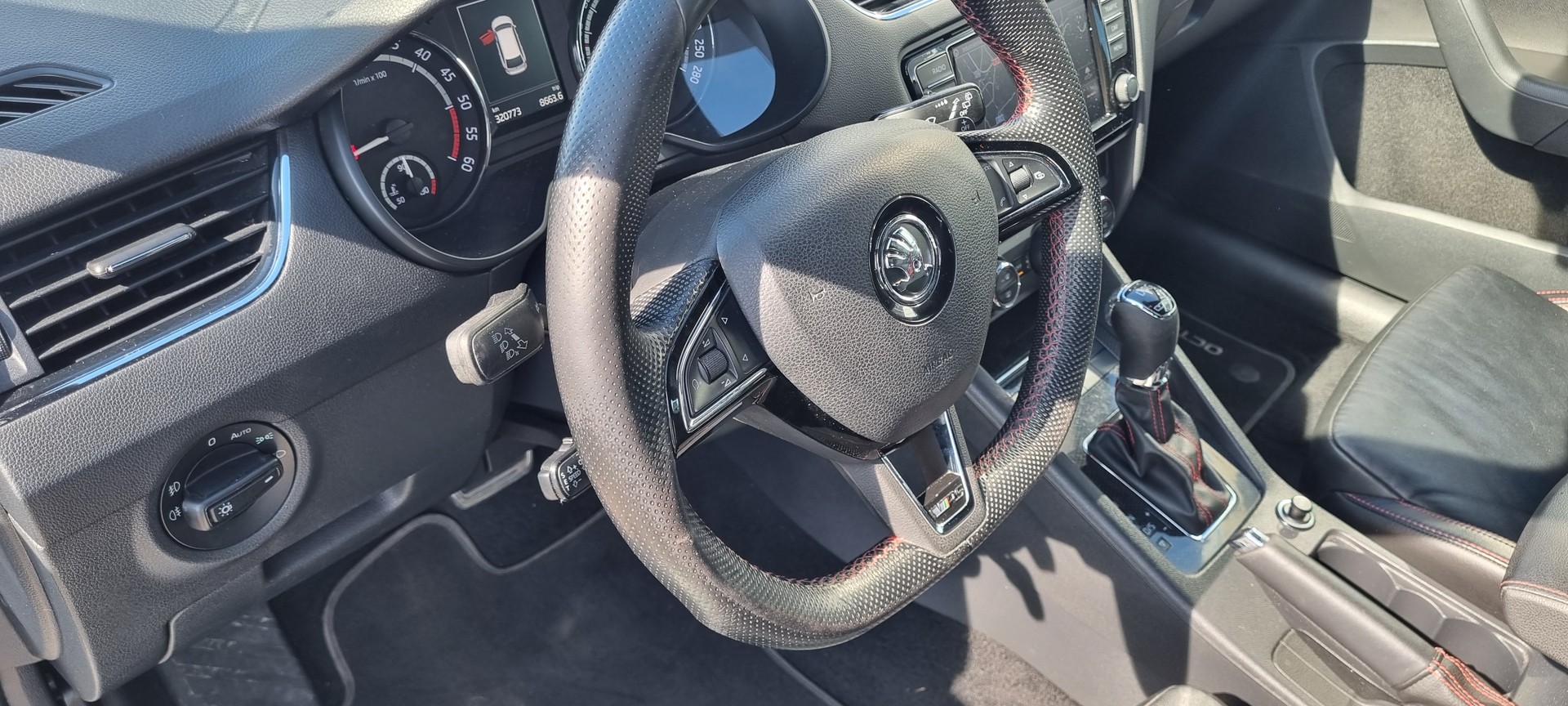 SKODA Octavia Combi 2.0 TDI RS 4x4 DSG-image-10
