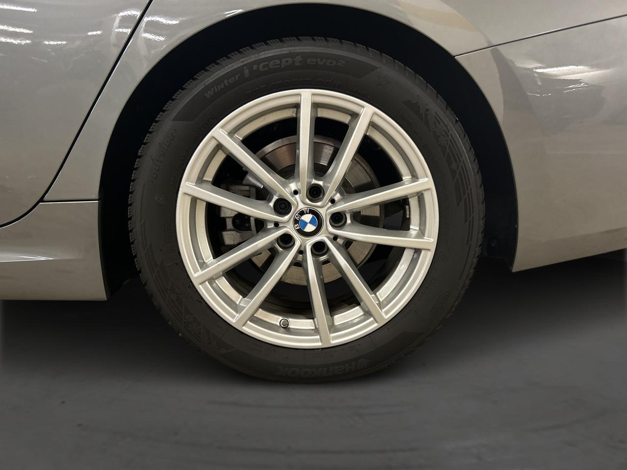 BMW 320d xDrive Touring M Sport-image-10