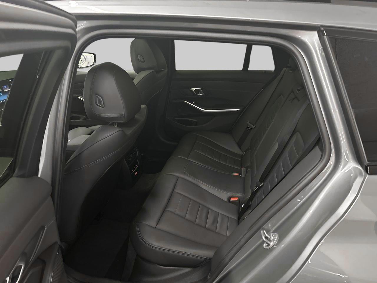 BMW 320d xDrive Touring M Sport-image-14