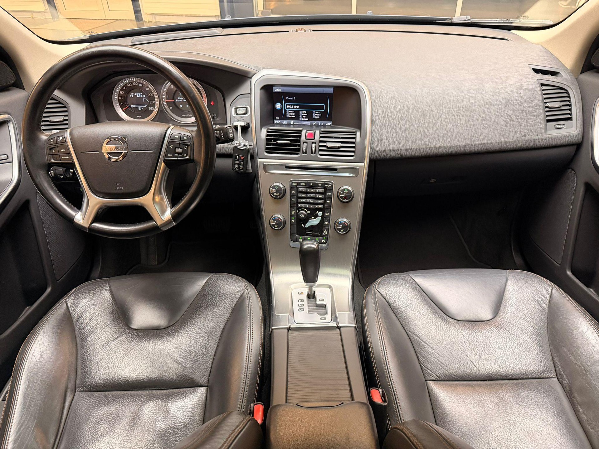 VOLVO XC60 2.4 D5 Summum AWD-image-11