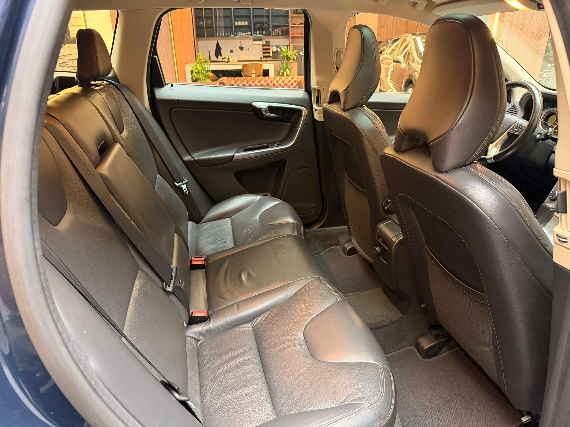 VOLVO XC60 2.4 D5 Summum AWD-image-16