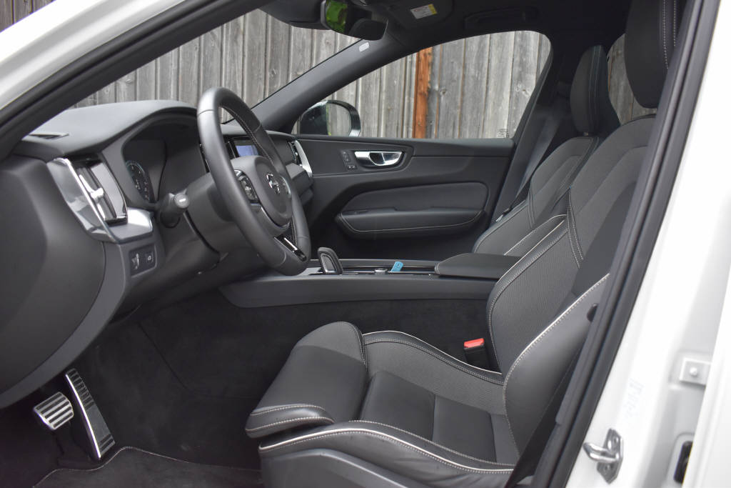 VOLVO XC60 2.0 B5 MH R-Design AWD-image-13