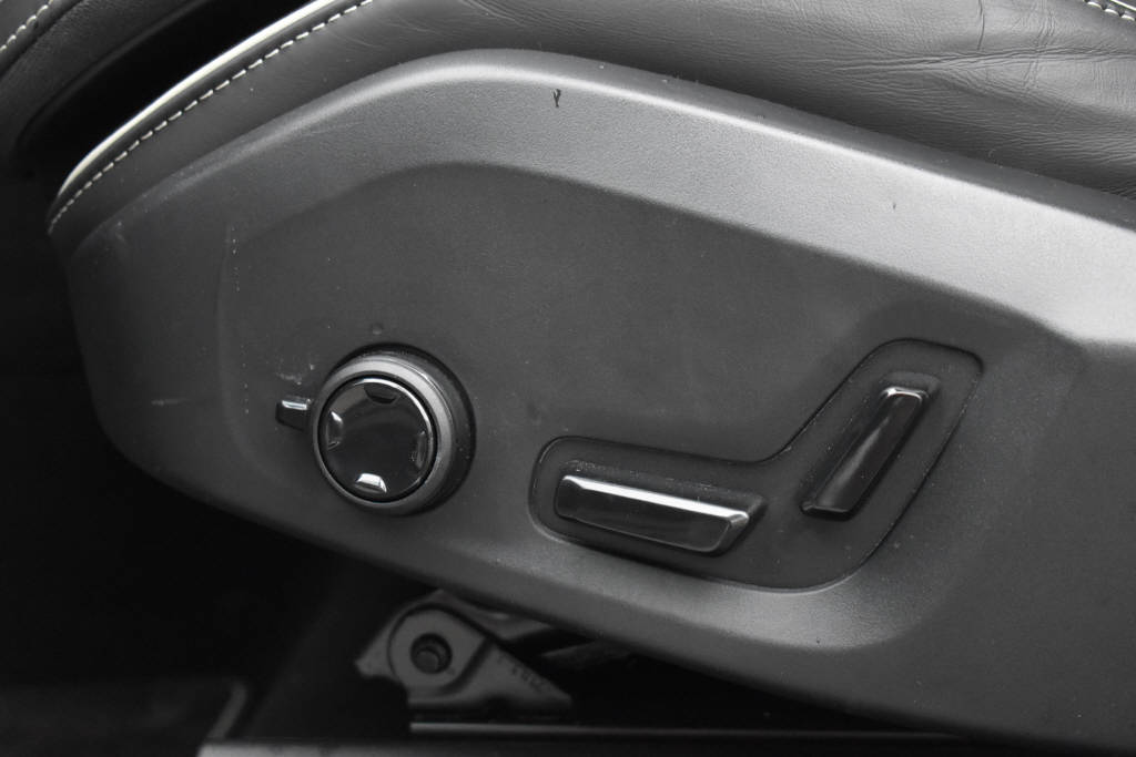 VOLVO XC60 2.0 B5 MH R-Design AWD-image-12