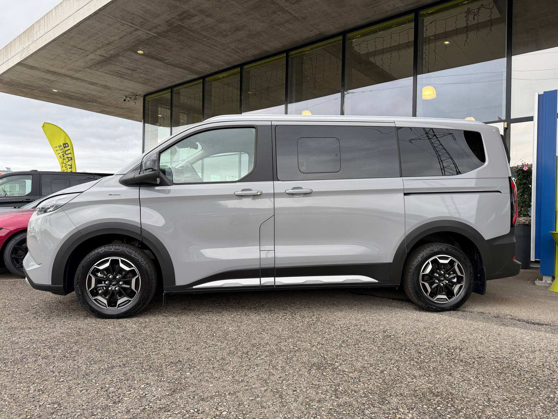FORD Tourneo Bus 340 L1H1 65kWh Active-image-3