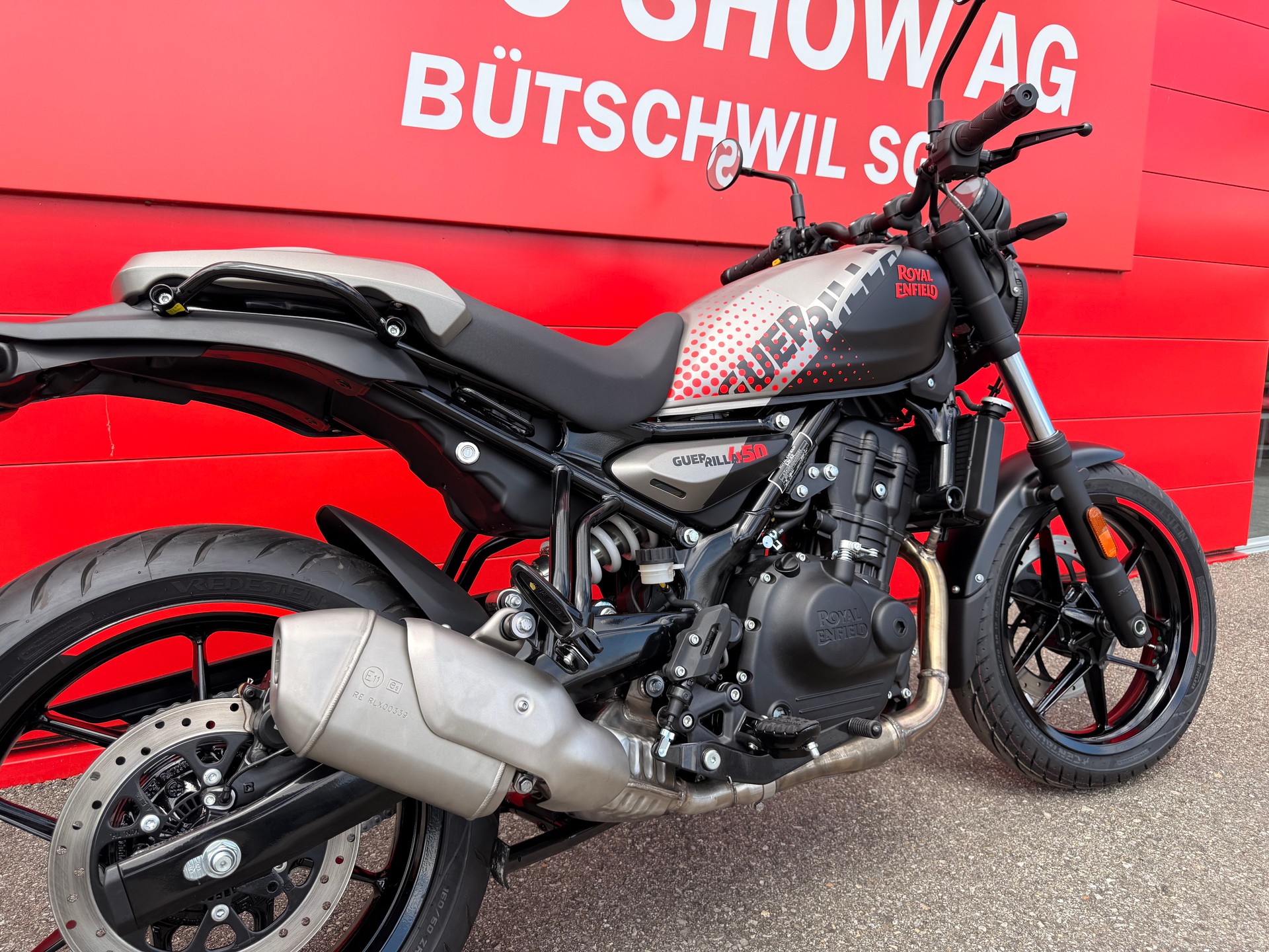 ROYAL ENFIELD Guerrilla 450 Mid-showroom-element-3