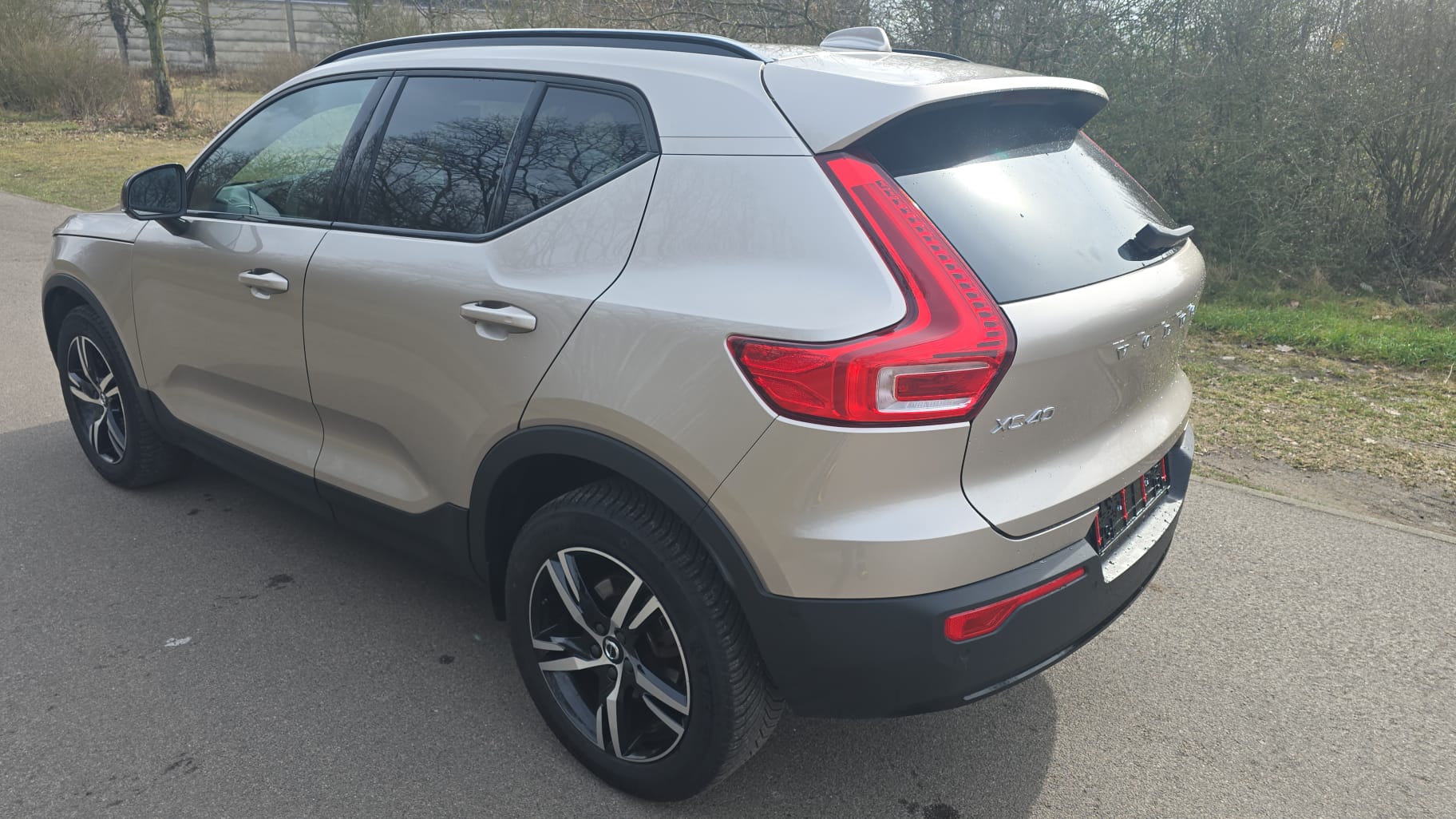 VOLVO XC40 B4 Benzin Mild Hybrid Plus Dark DCT-showroom-element-3