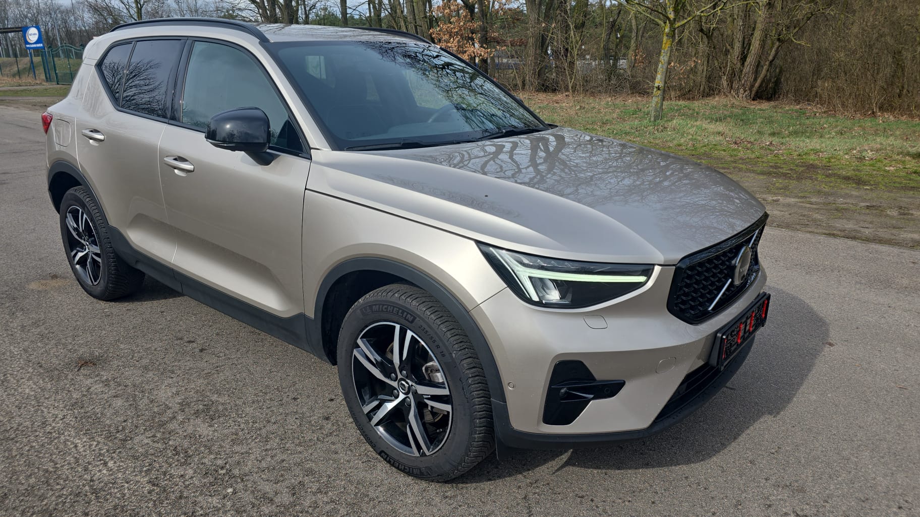 VOLVO XC40 B4 Benzin Mild Hybrid Plus Dark DCT-showroom-element-1