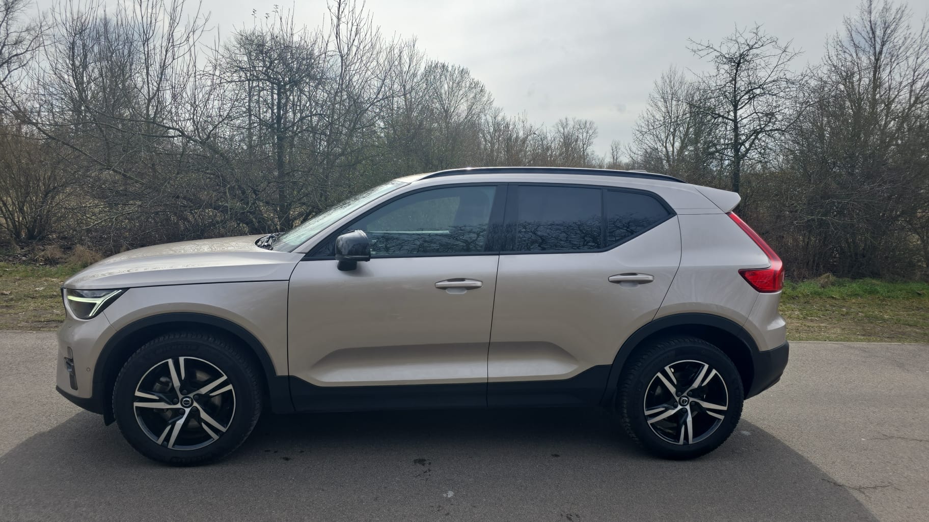 VOLVO XC40 B4 Benzin Mild Hybrid Plus Dark DCT-showroom-element-2