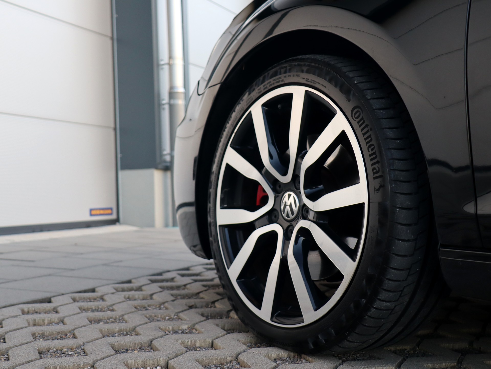 VW Golf 2.0 TSI GTI Adidas DSG (CH)-image-12