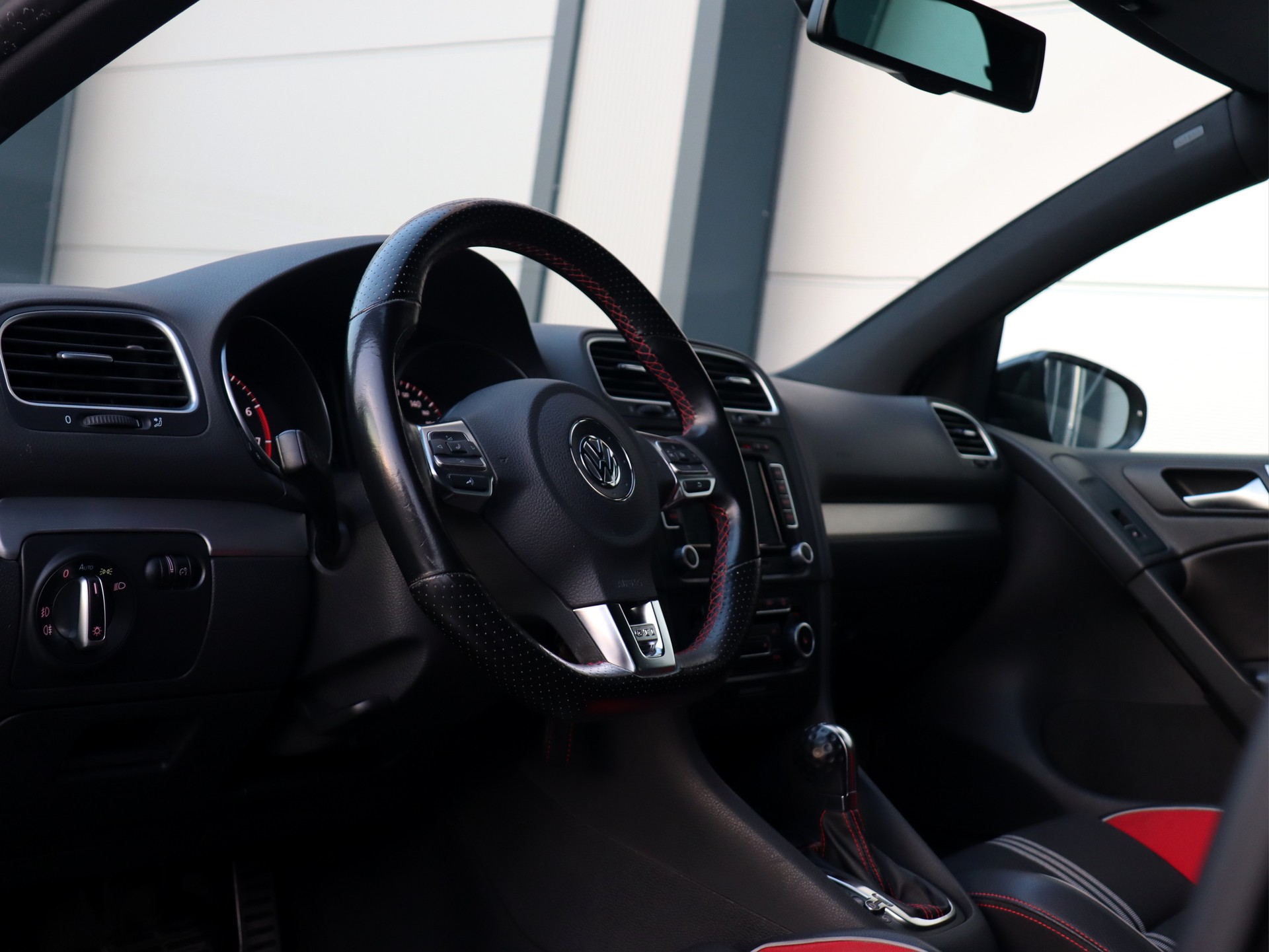 VW Golf 2.0 TSI GTI Adidas DSG (CH)-image-2