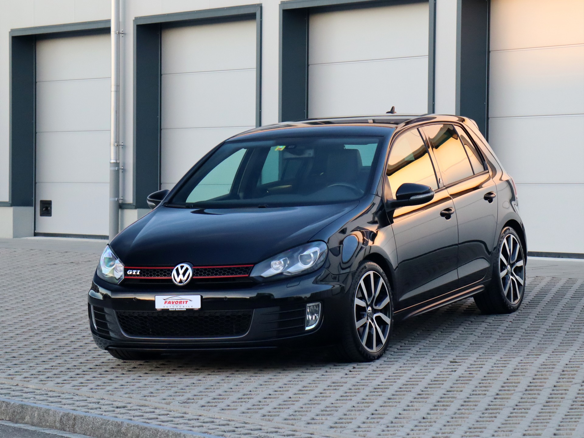 VW Golf 2.0 TSI GTI Adidas DSG (CH)-image-0