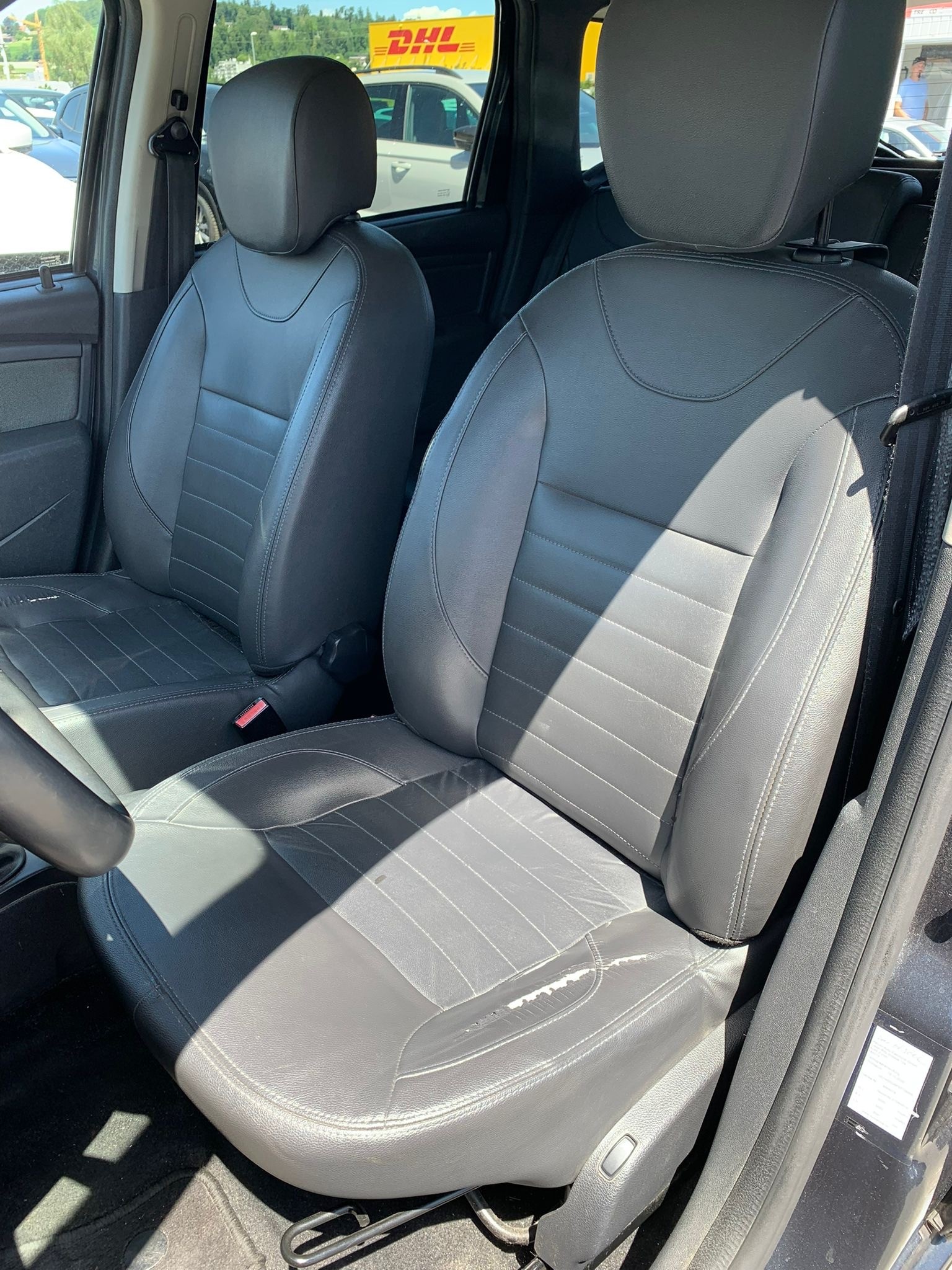 DACIA Duster 1.5 dCi Ambiance 4x2 EDC Automat (Klimatronik * Alufelgen * Sensoren mit Kamera * Leder * Navigation * BO6)-image-13