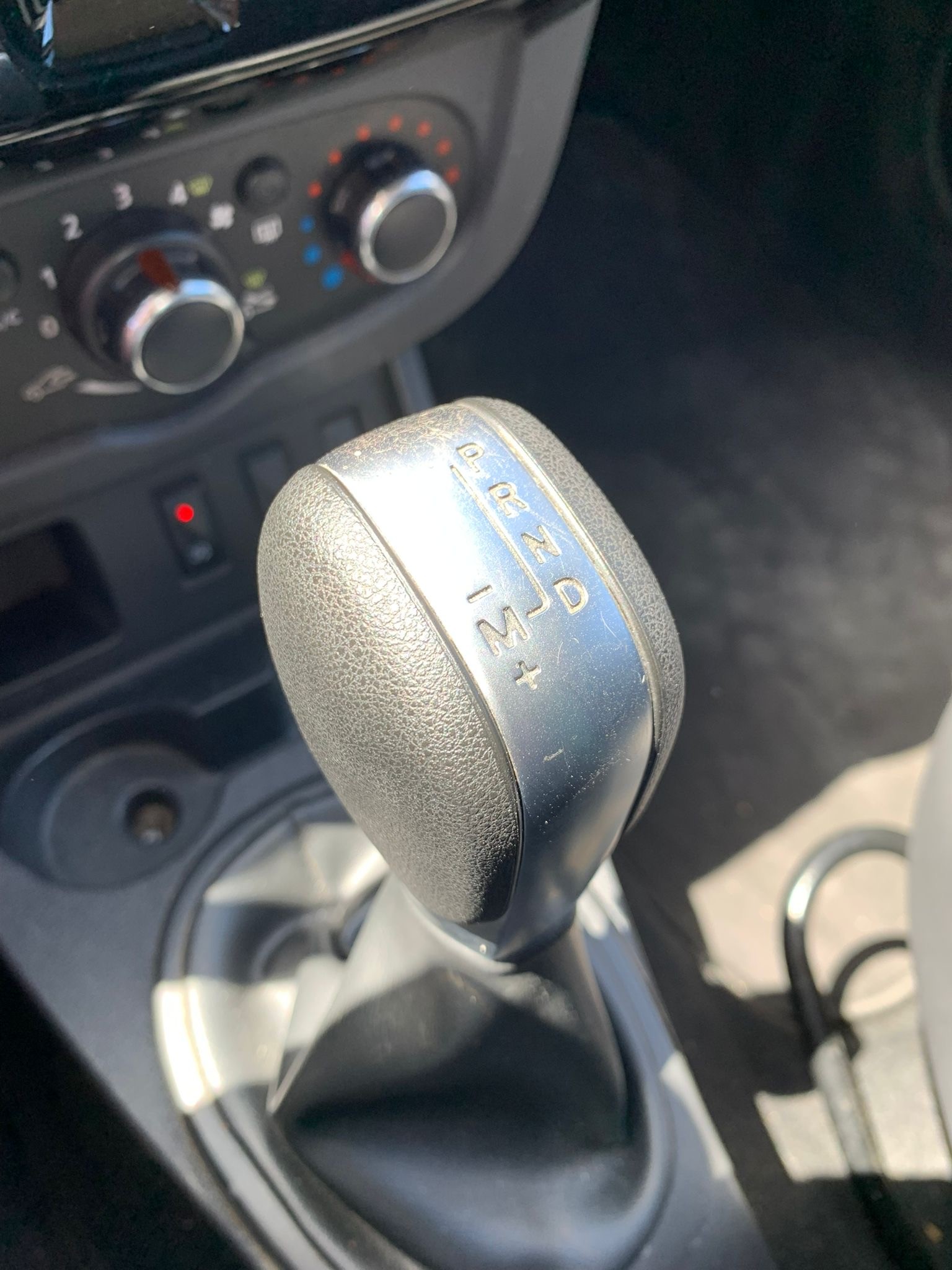 DACIA Duster 1.5 dCi Ambiance 4x2 EDC Automat (Klimatronik * Alufelgen * Sensoren mit Kamera * Leder * Navigation * BO6)-image-11